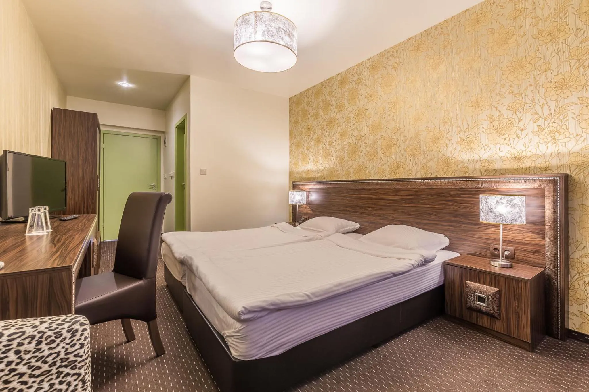 Photo of the whole room, Bed in Hotel Elegance