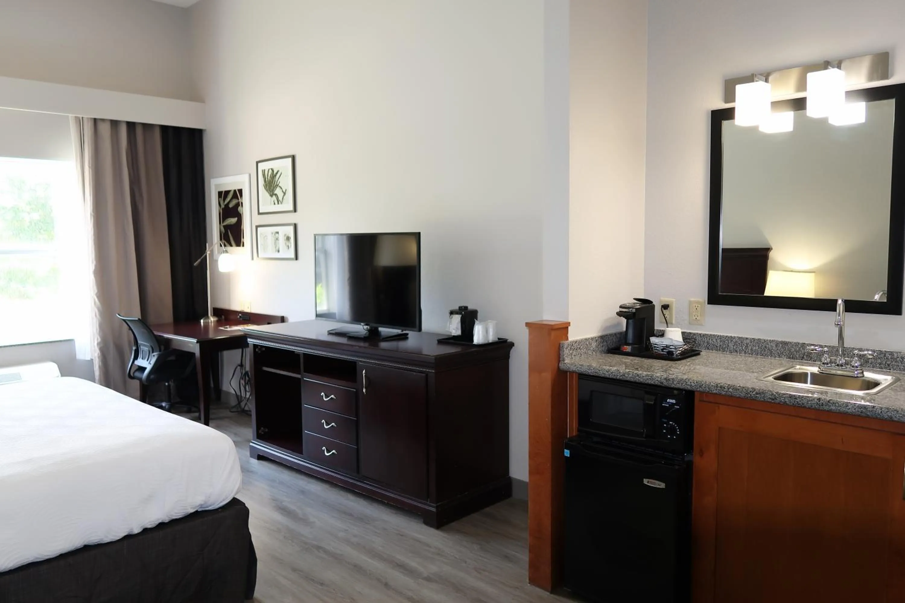 Bed in Country Inn & Suites by Radisson, Tallahassee-University Area, FL