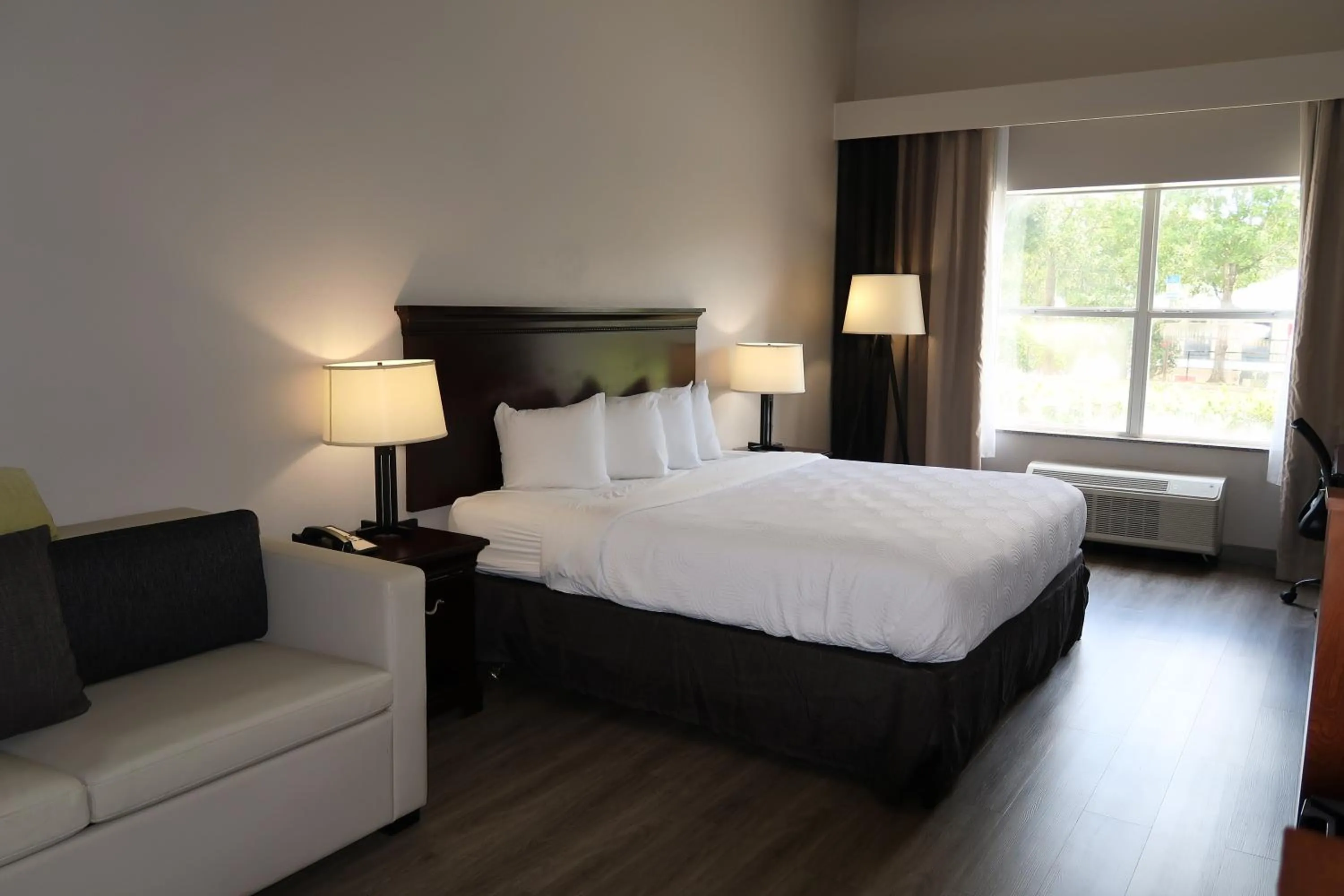 Bed in Country Inn & Suites by Radisson, Tallahassee-University Area, FL