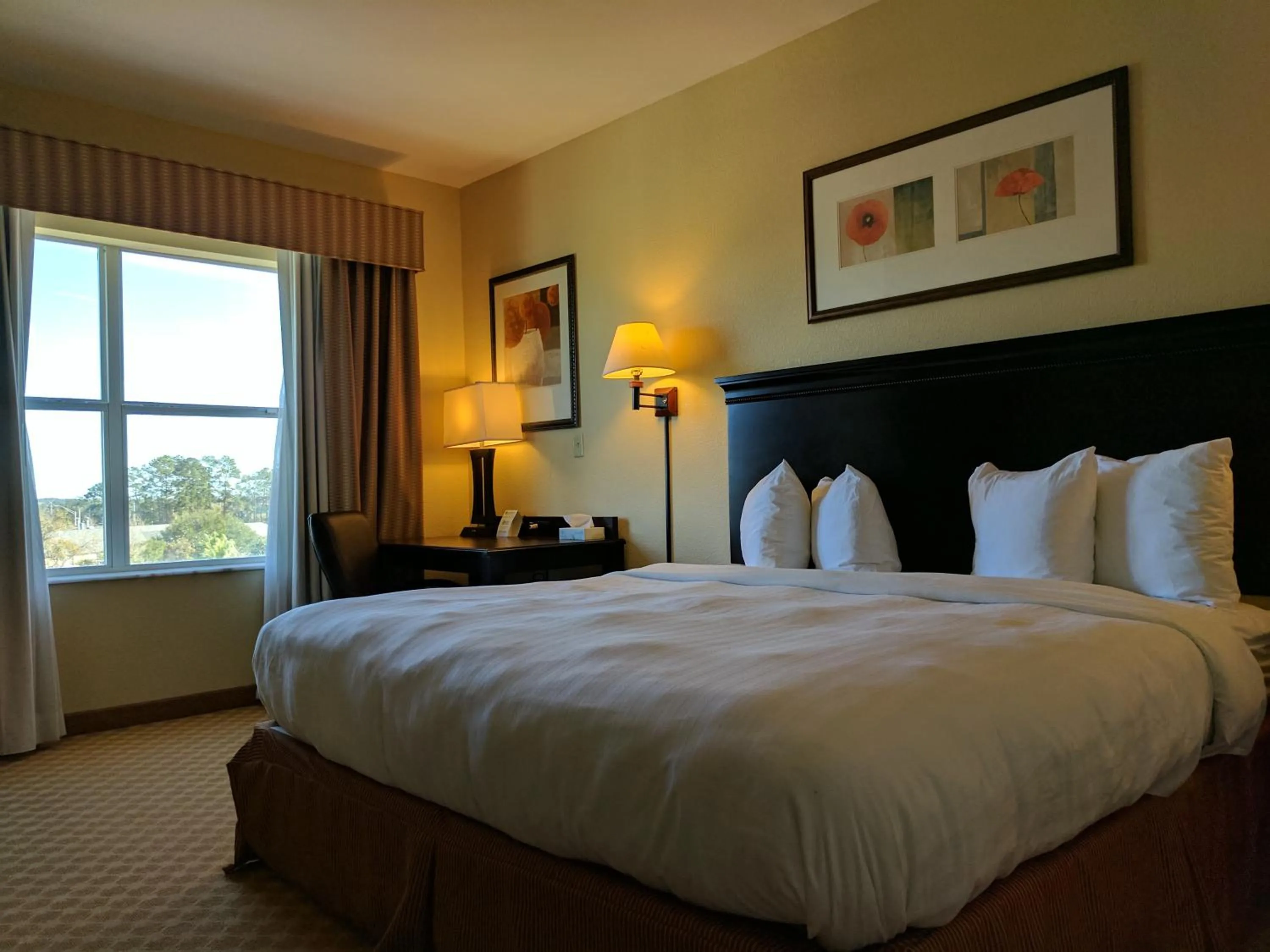 Bedroom, Bed in Country Inn & Suites by Radisson, Tallahassee-University Area, FL