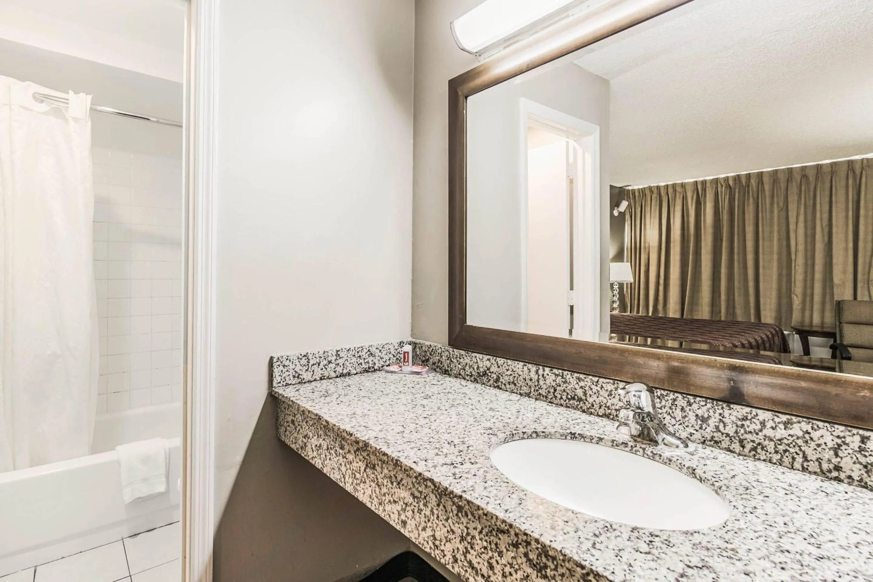 Bedroom in Econo Lodge Tallahassee North