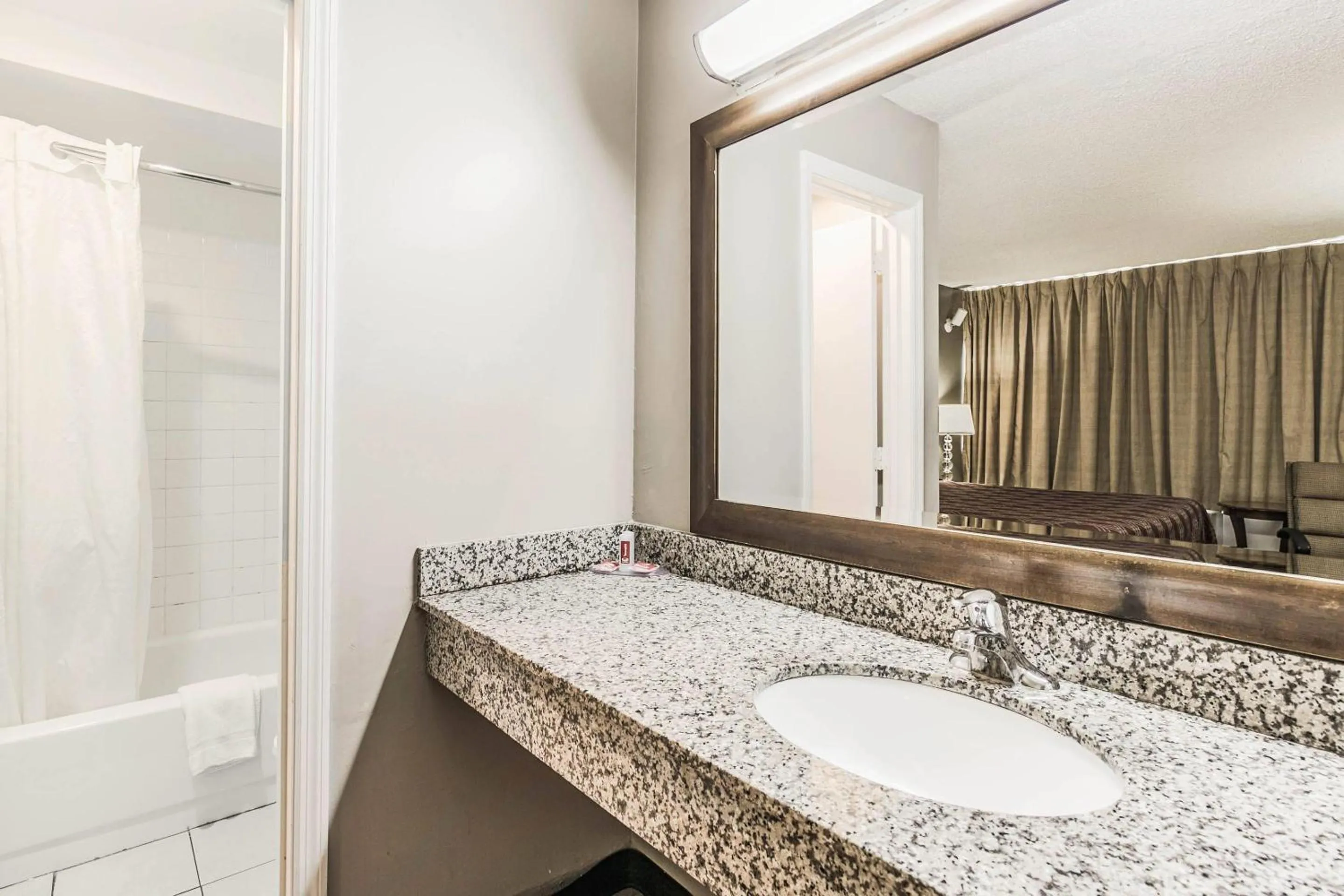 Bedroom in Econo Lodge Tallahassee North