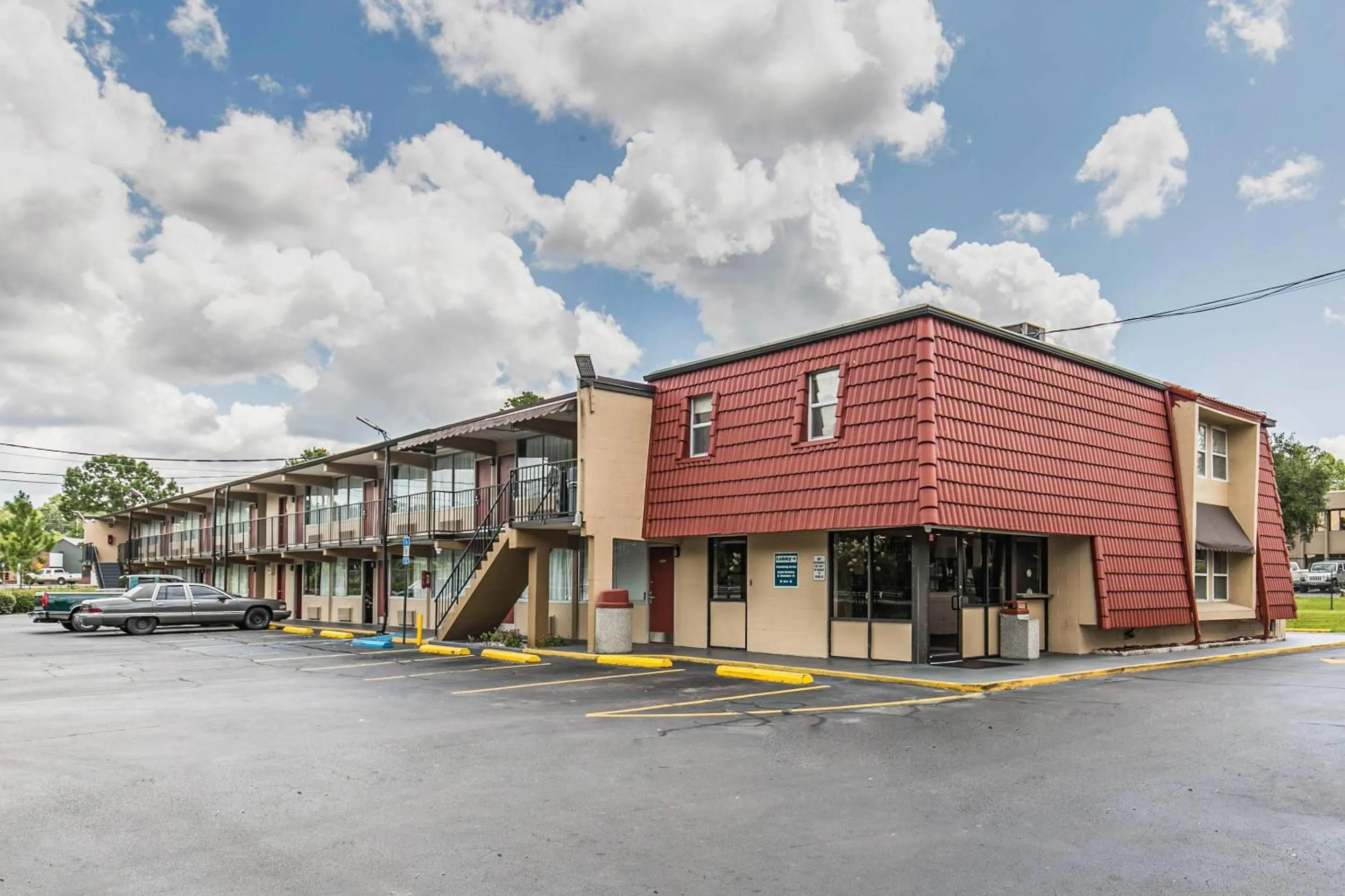 Property building in Econo Lodge Tallahassee North