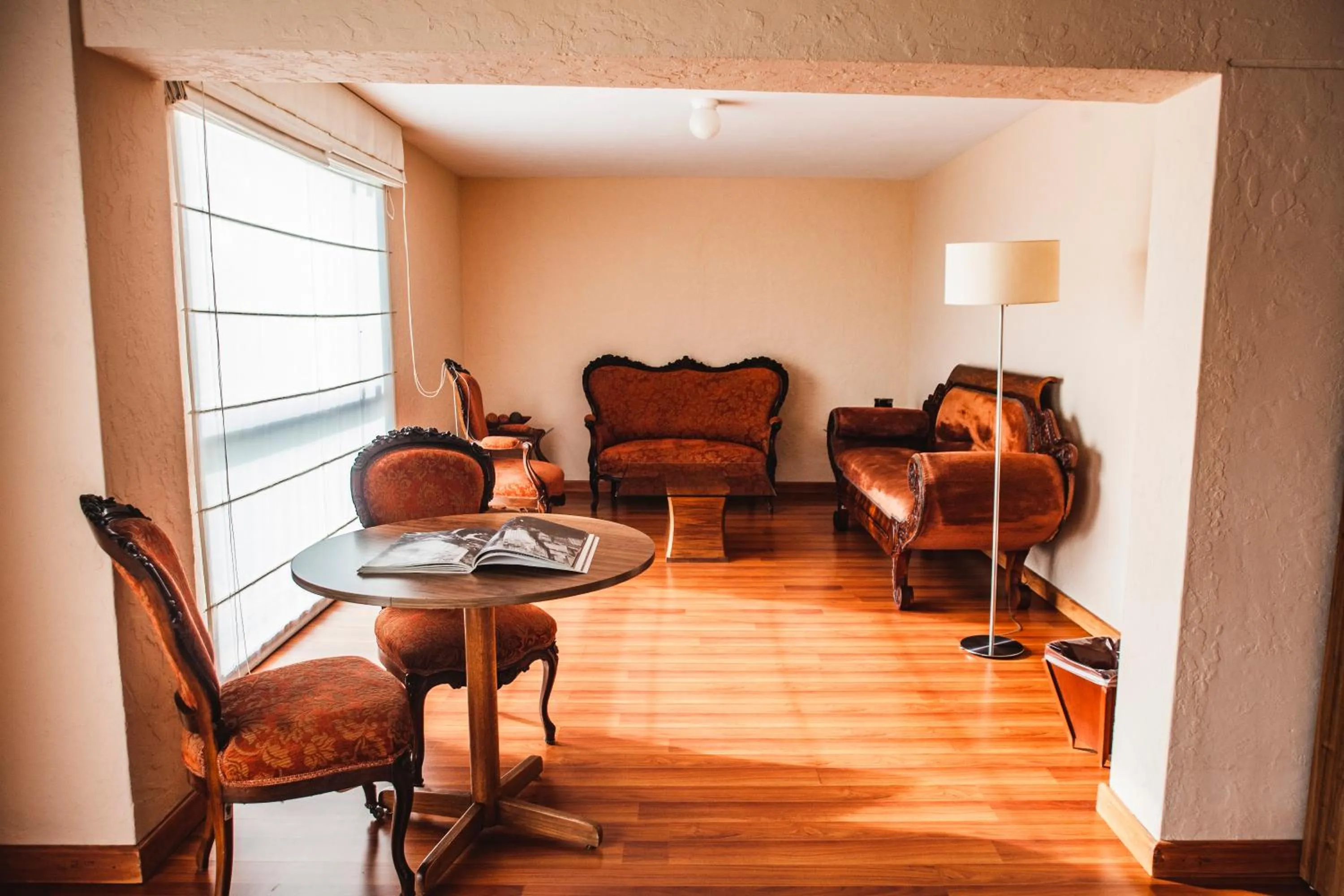 Seating area in El LAGO HOTEL by Luoxo