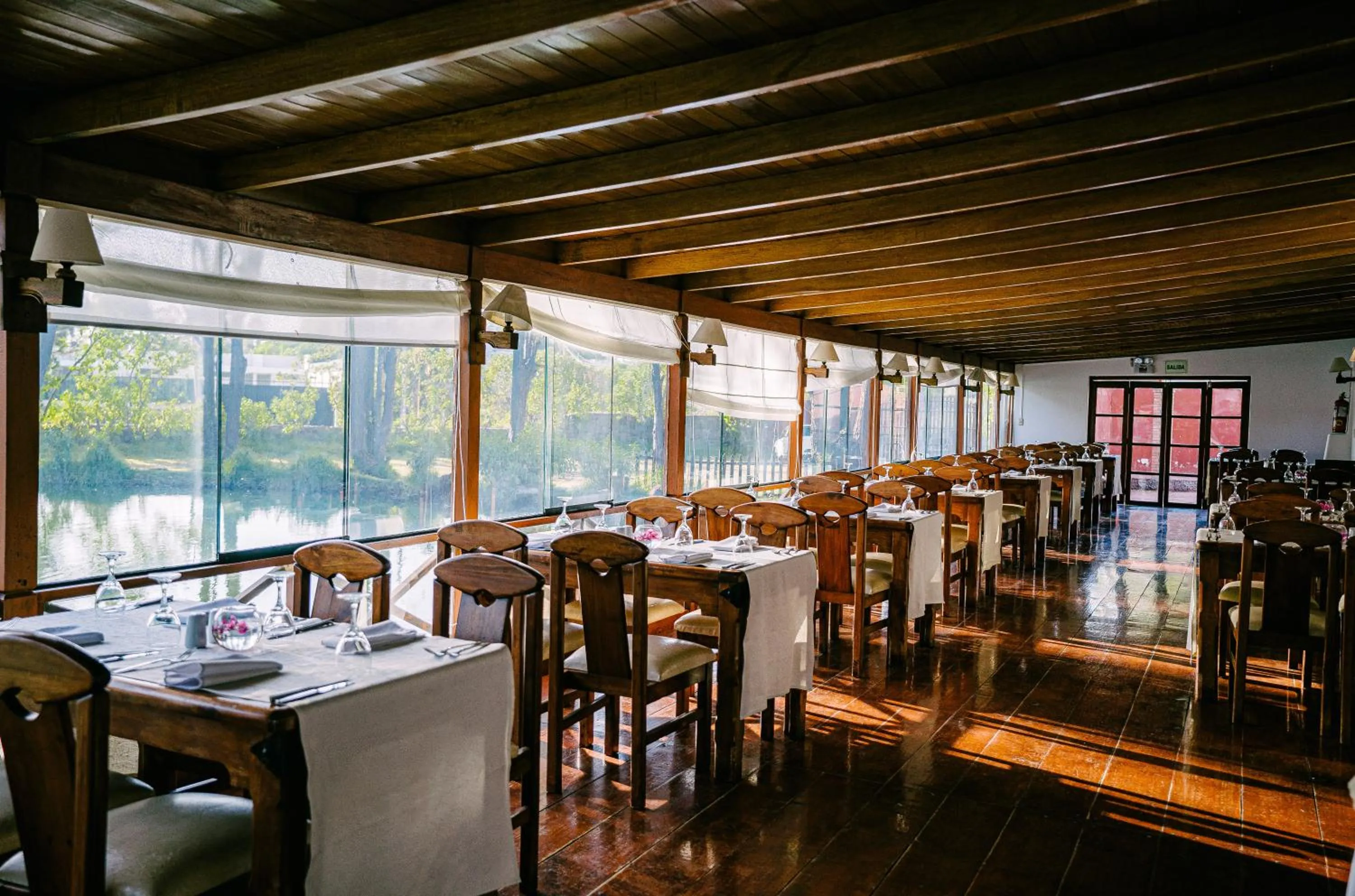 Restaurant/places to eat in El LAGO HOTEL by Luoxo