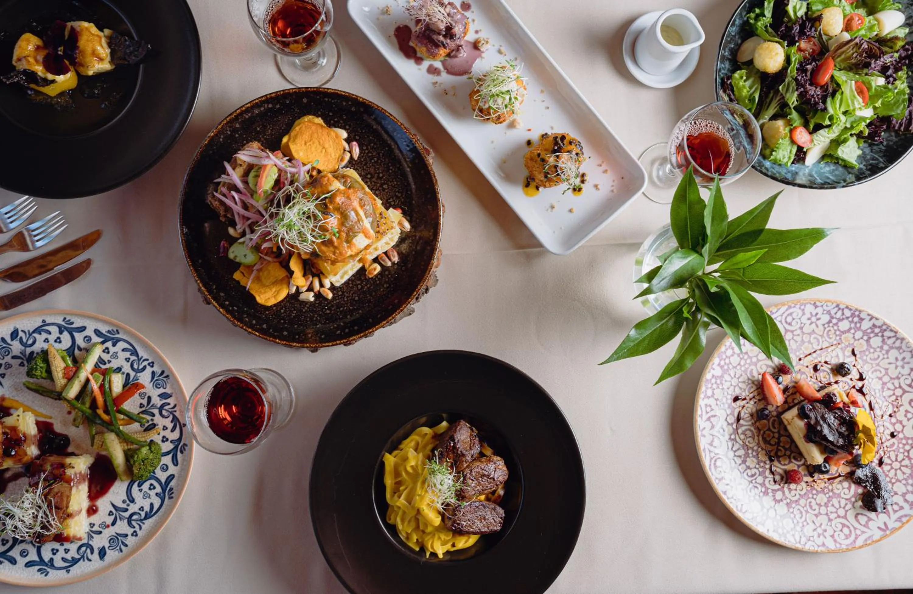 Restaurant/places to eat in El LAGO HOTEL by Luoxo