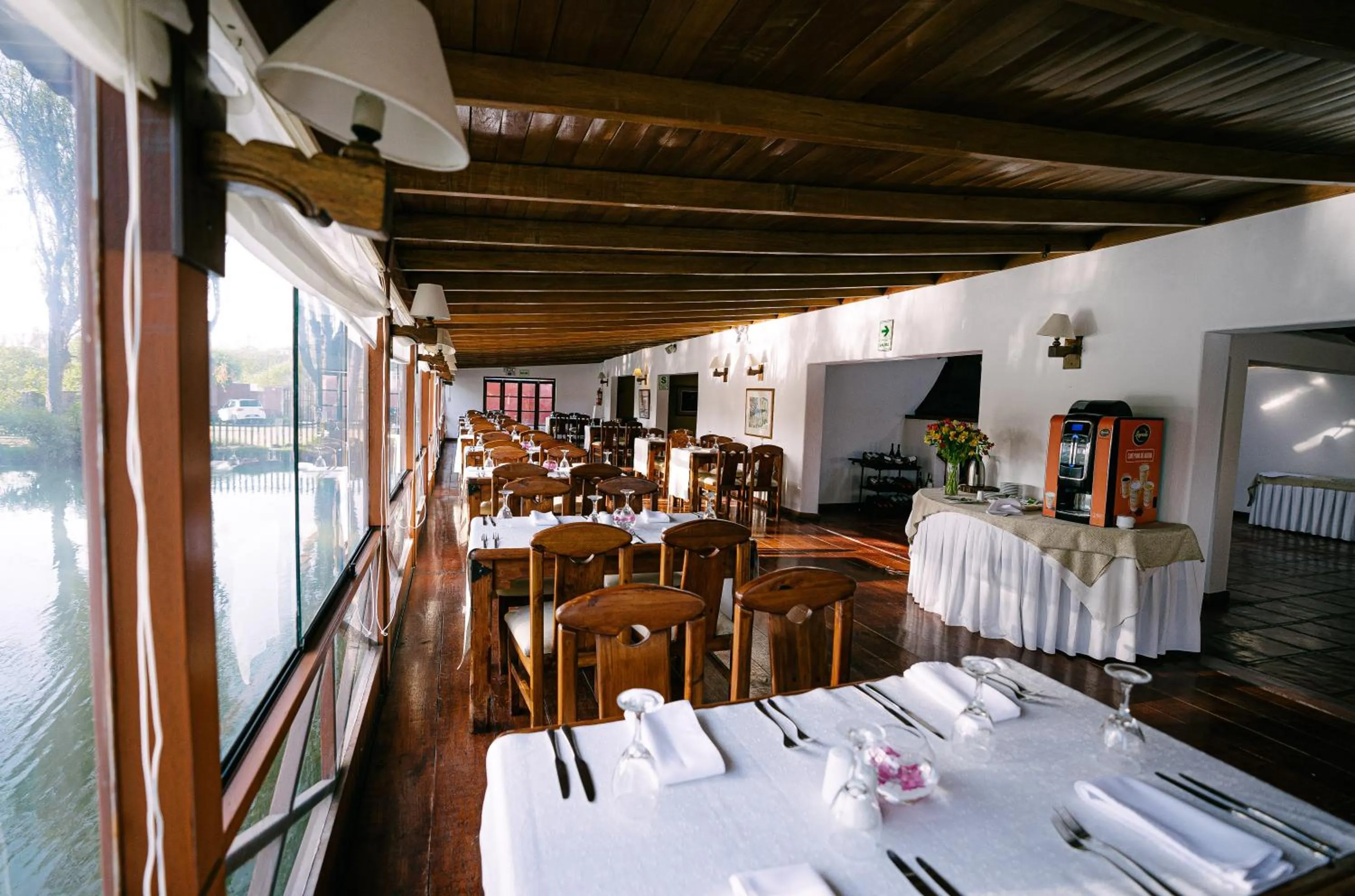 Restaurant/places to eat in El LAGO HOTEL by Luoxo
