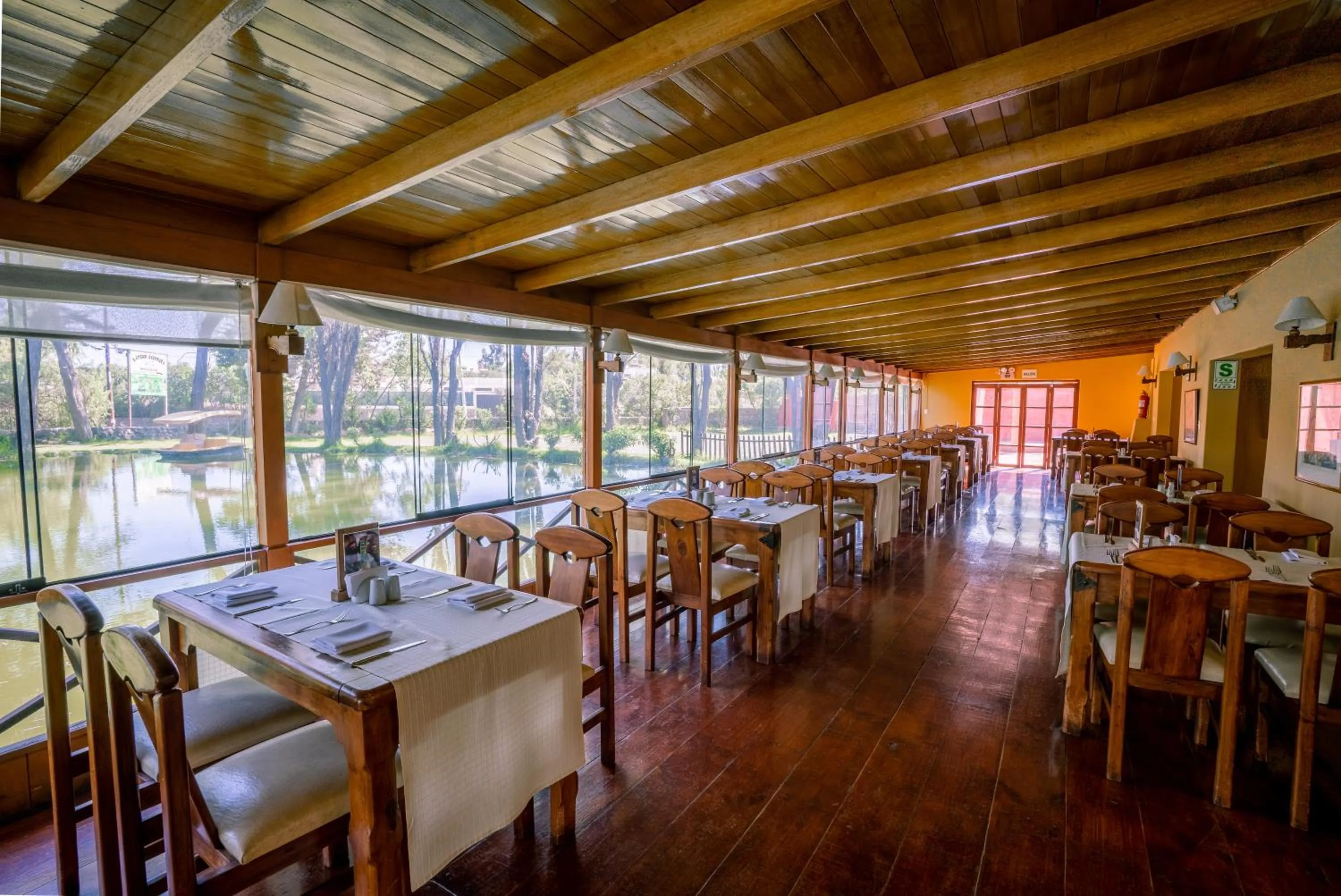 Restaurant/places to eat in El LAGO HOTEL by Luoxo