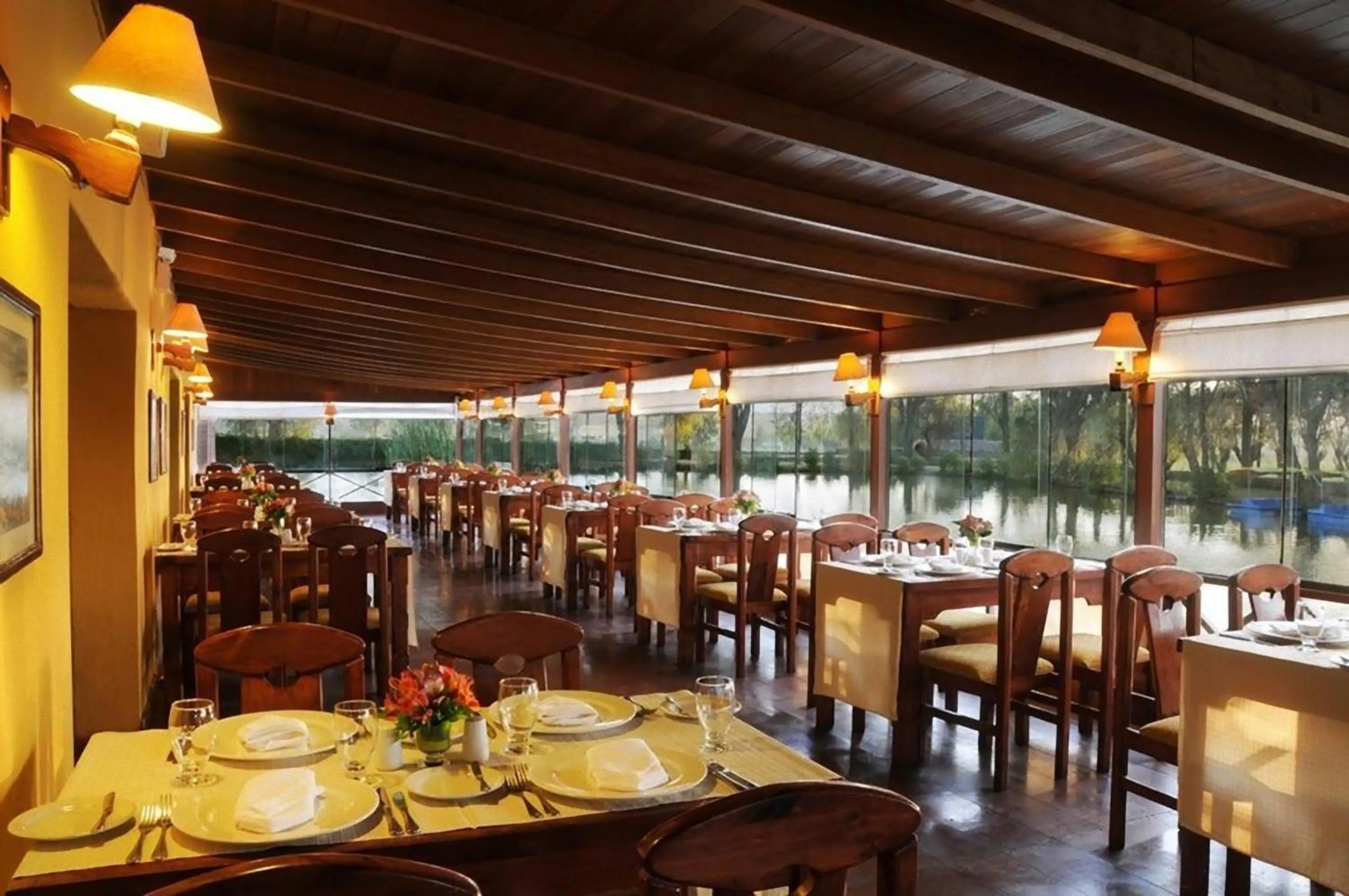 Restaurant/places to eat in El LAGO HOTEL by Luoxo