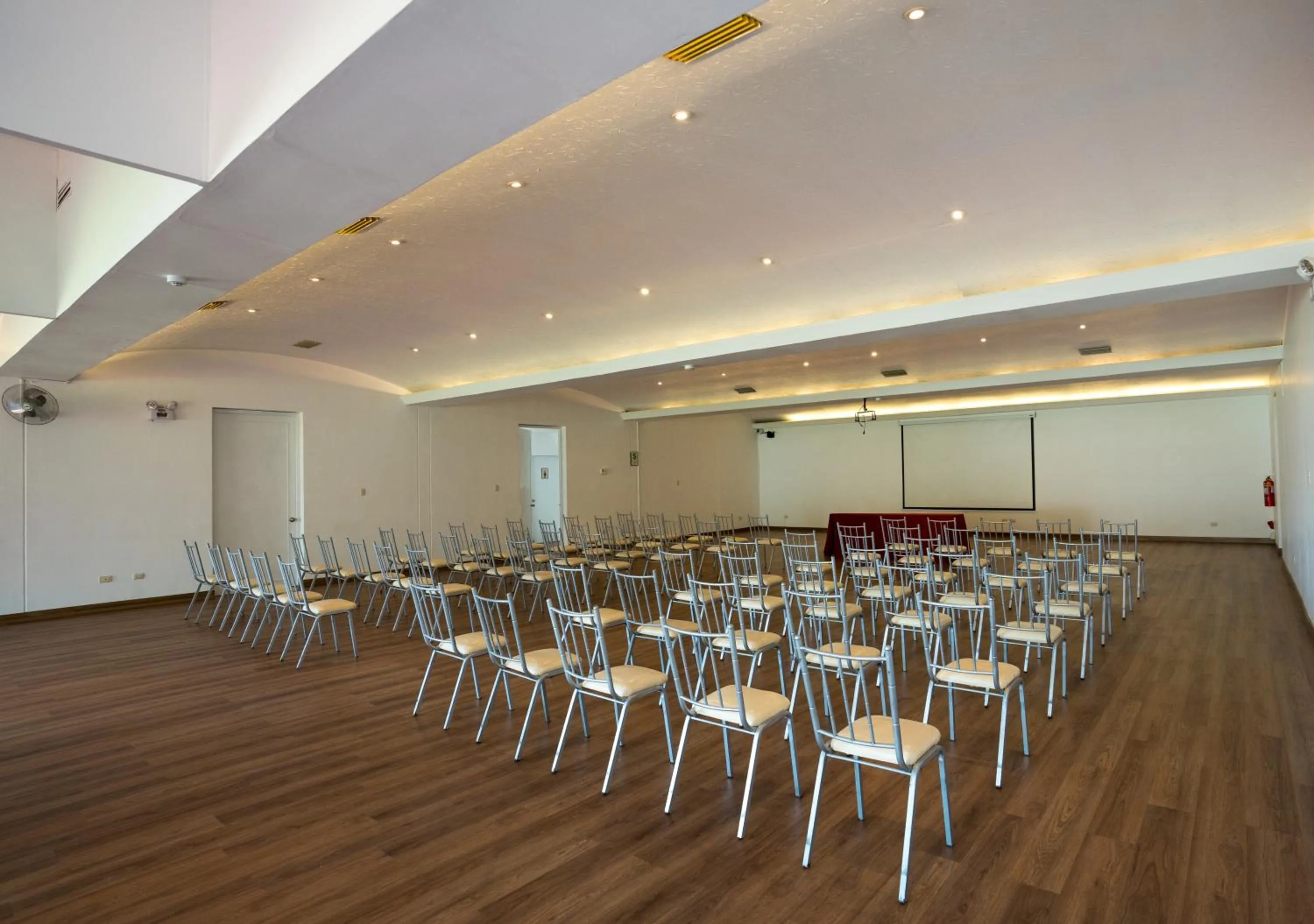 Meeting/conference room in El LAGO HOTEL by Luoxo