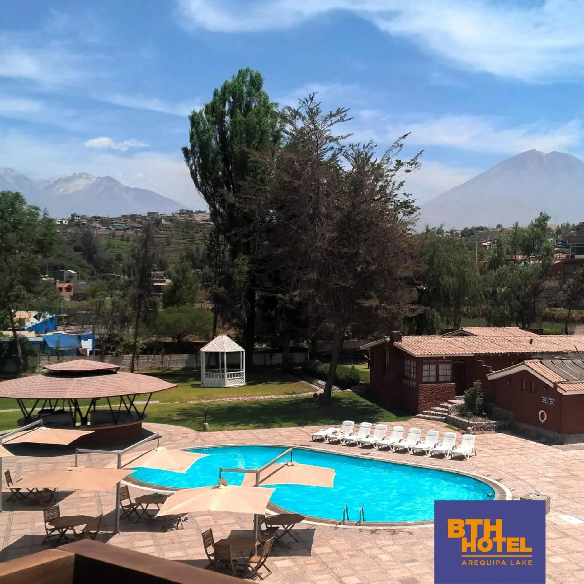 Swimming pool in El LAGO HOTEL by Luoxo