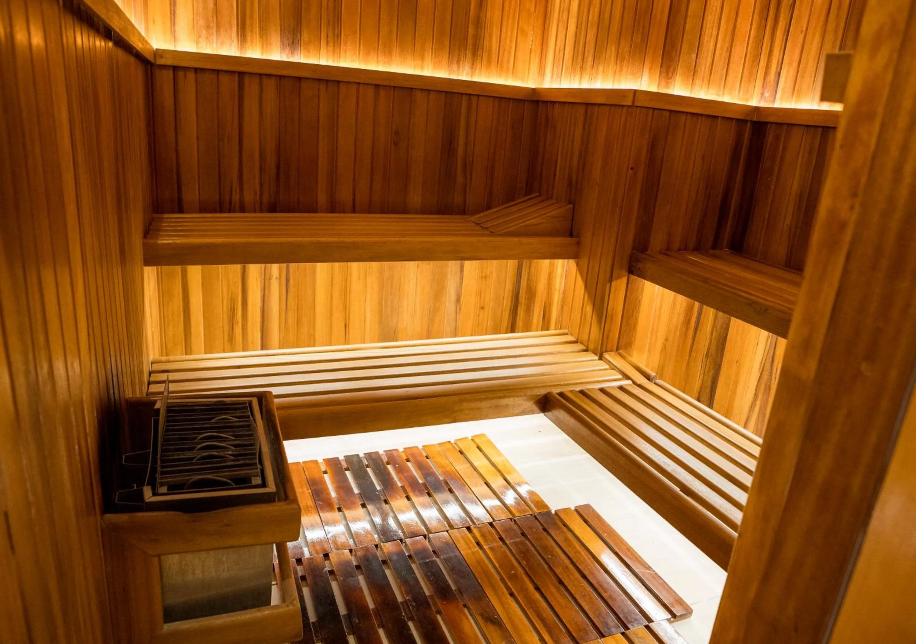 Sauna in El LAGO HOTEL by Luoxo