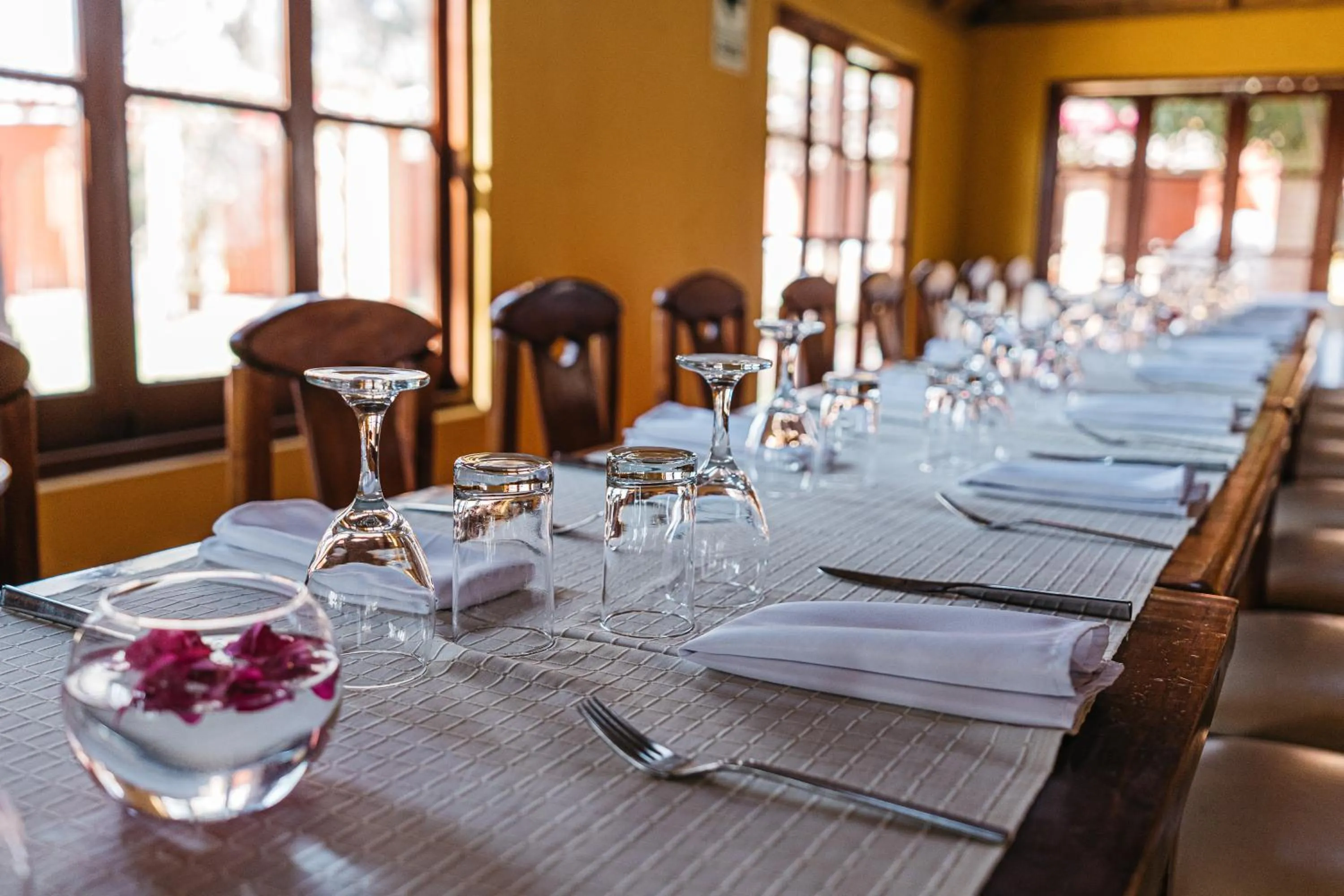 Restaurant/places to eat in El LAGO HOTEL by Luoxo