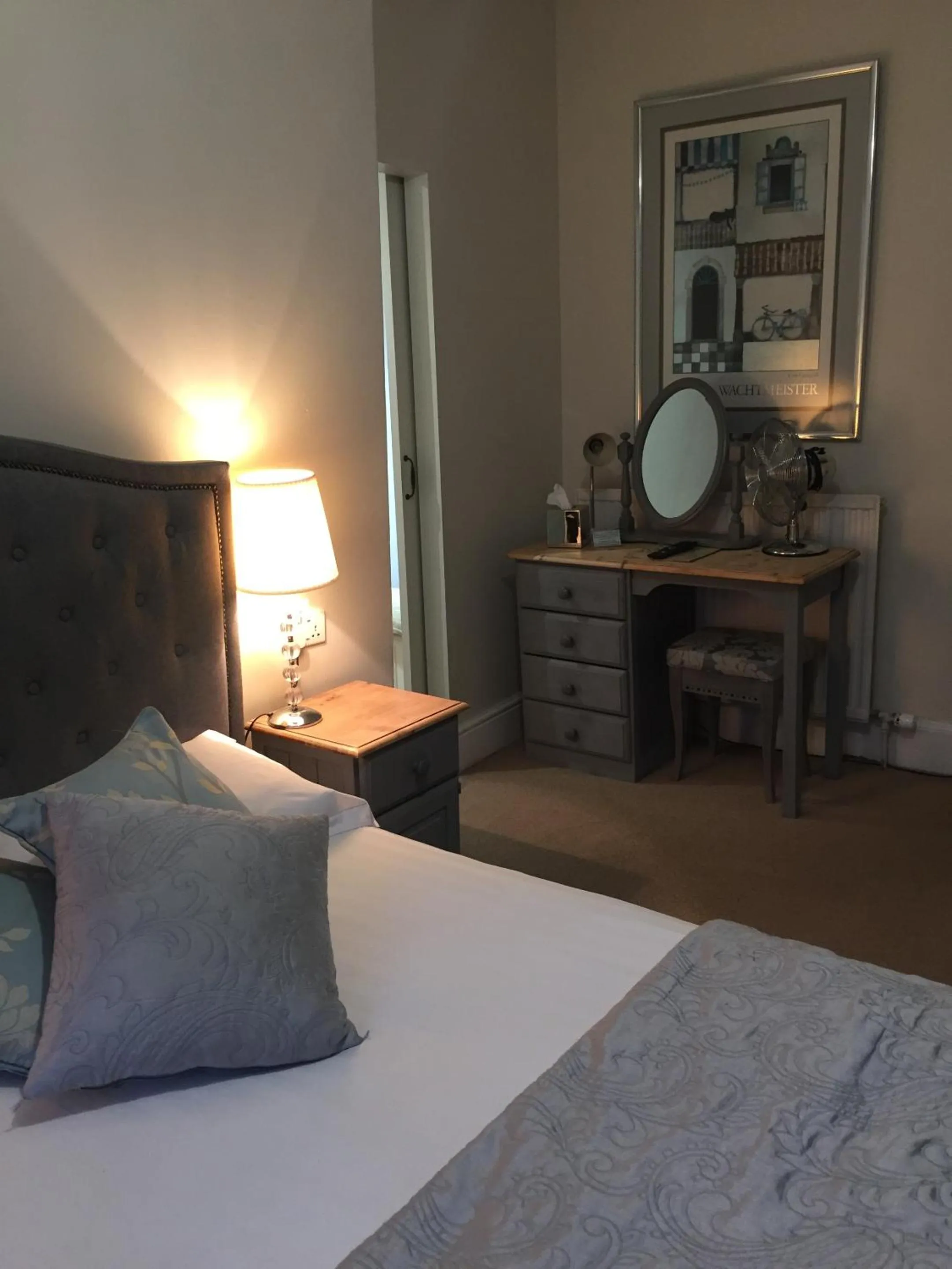 Bedroom, Bed in Castle Lodge Wilton