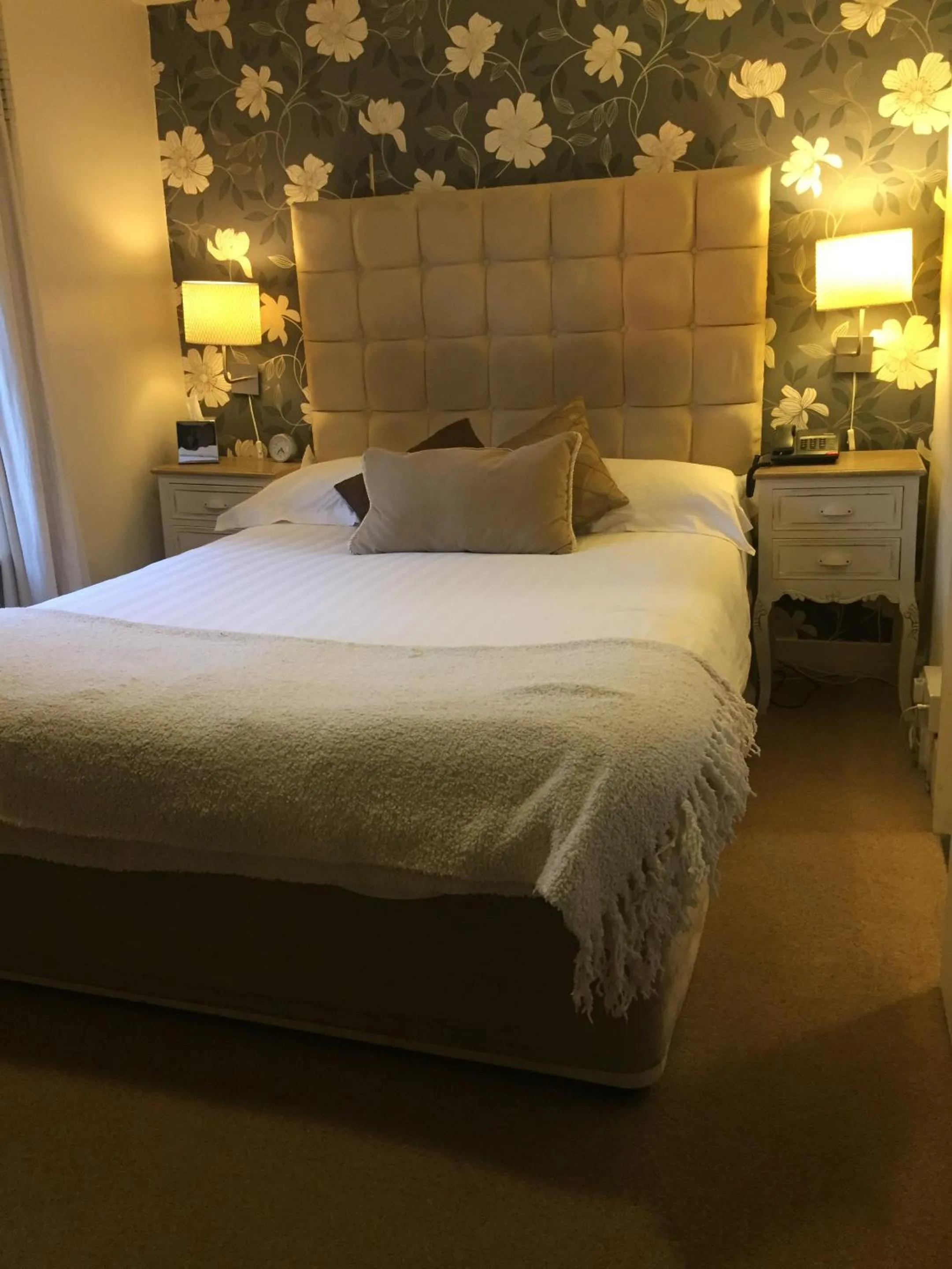 Bedroom, Bed in Castle Lodge Wilton