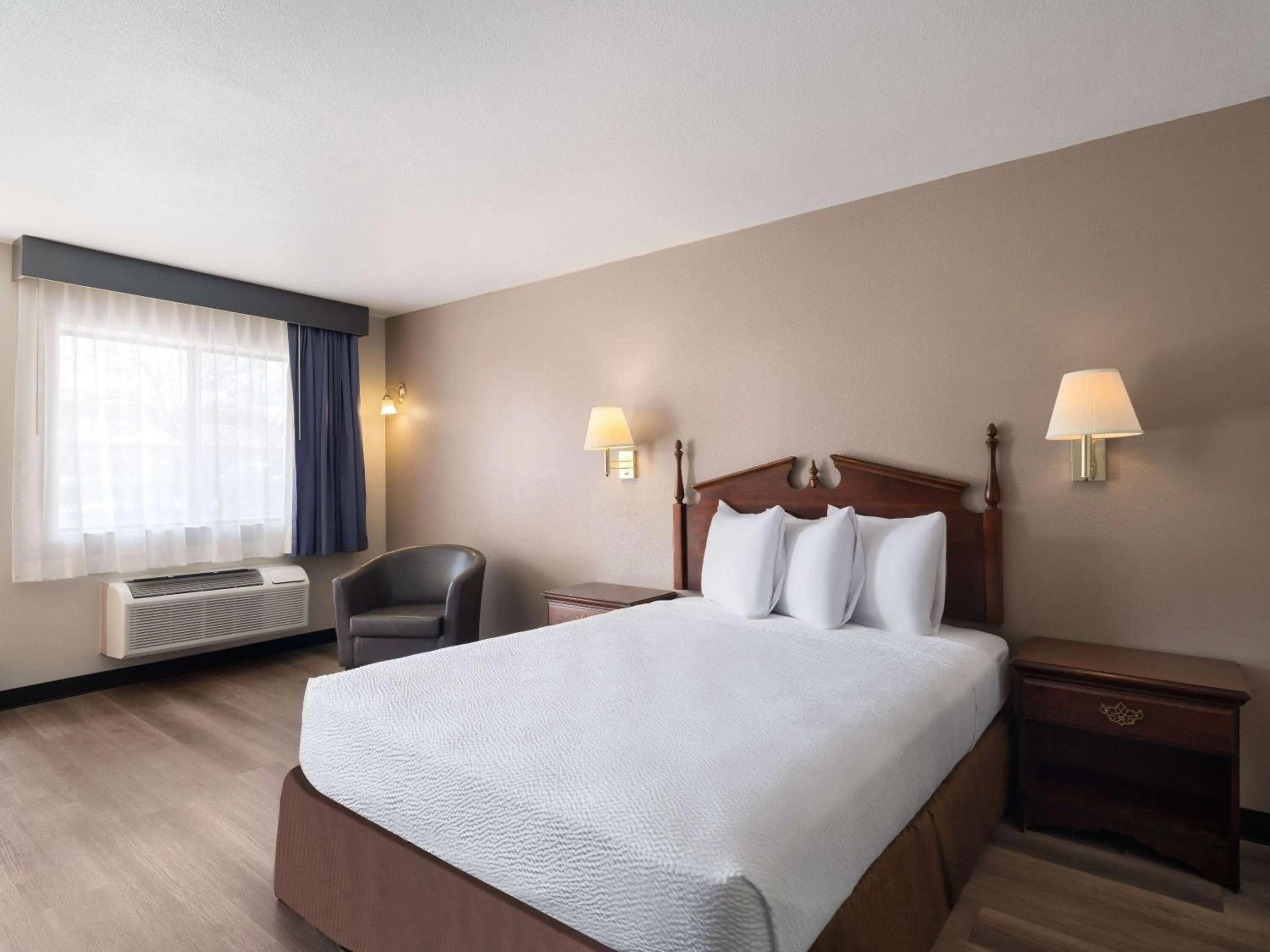 Photo of the whole room, Bed in Travelodge by Wyndham Tucson AZ