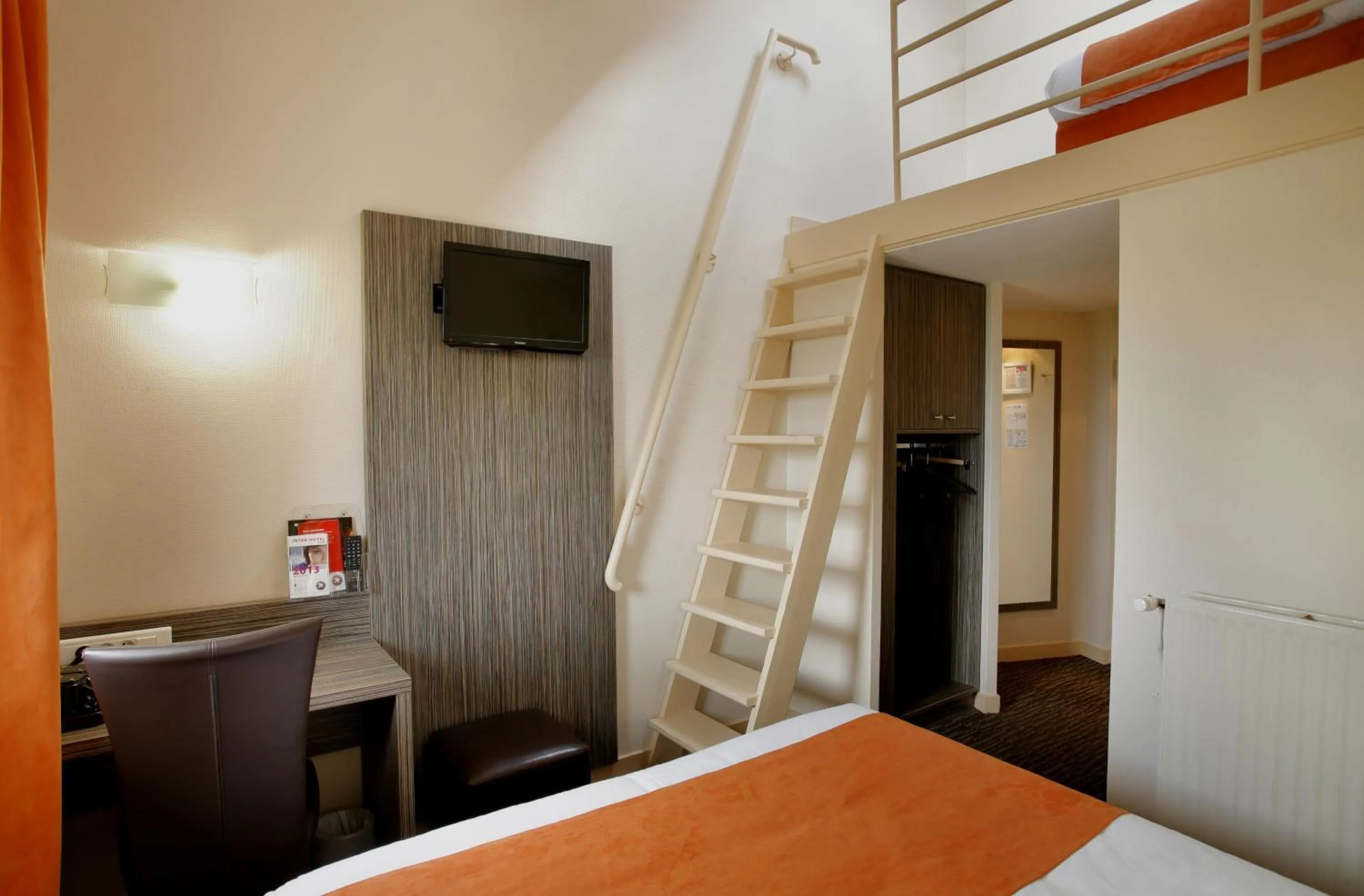 Photo of the whole room, Bed in The Originals City, Hôtel L'Acropole, Saint-Etienne Sud