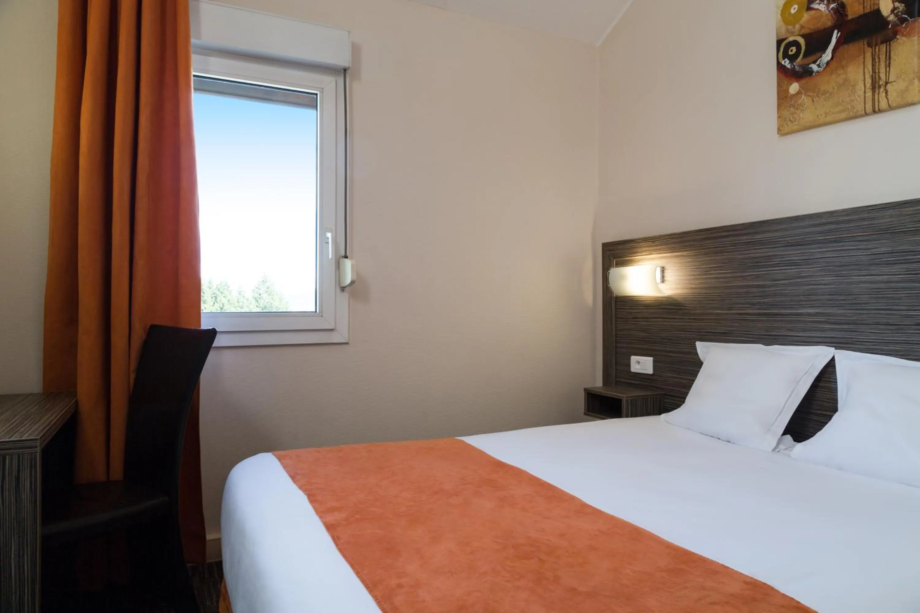 Bedroom, Bed in The Originals City, Hôtel L'Acropole, Saint-Etienne Sud