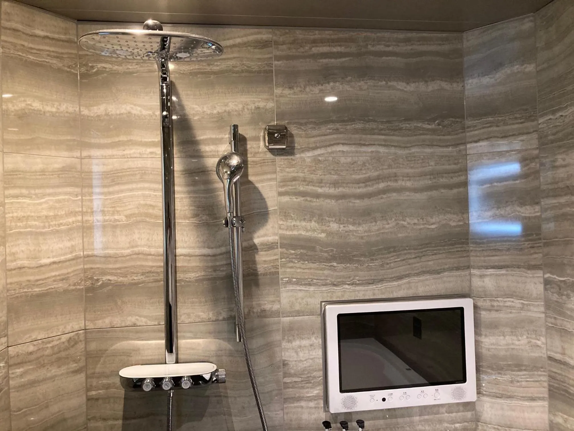 Shower in HOTEL THE GLANZ