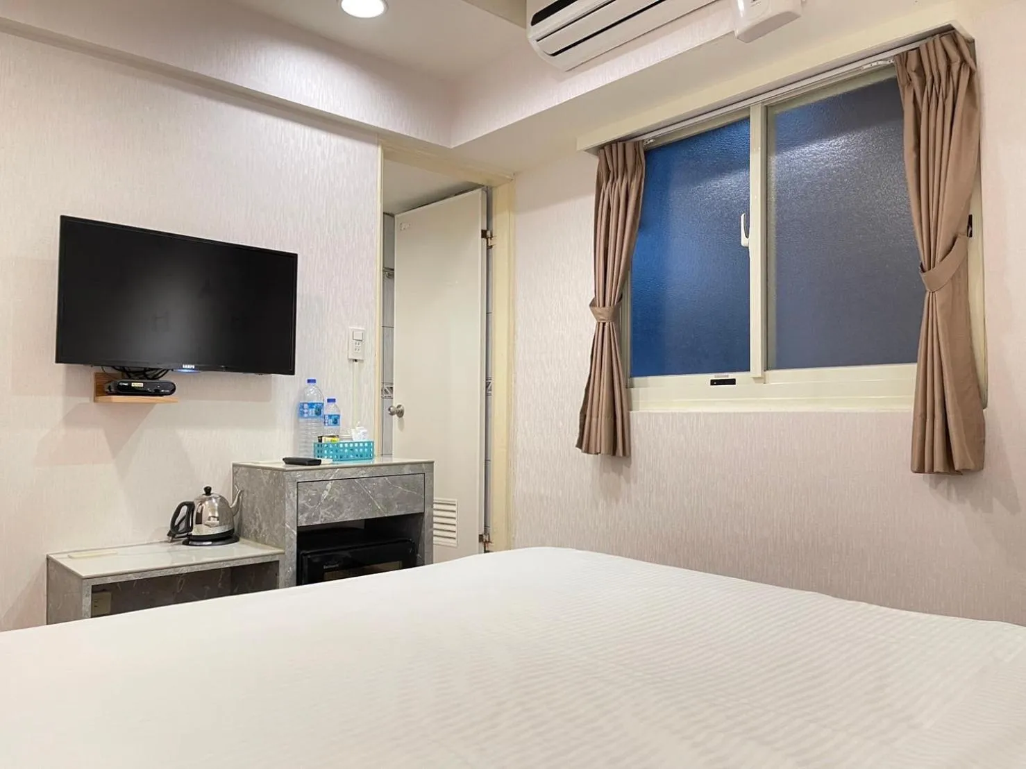 Bed in Jung Shin Hotel