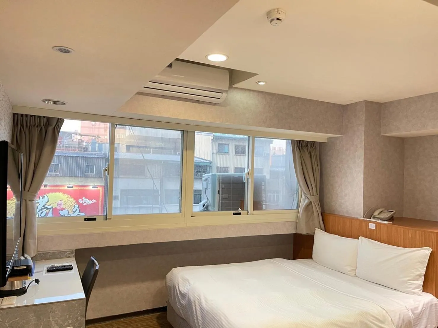 Bed in Jung Shin Hotel