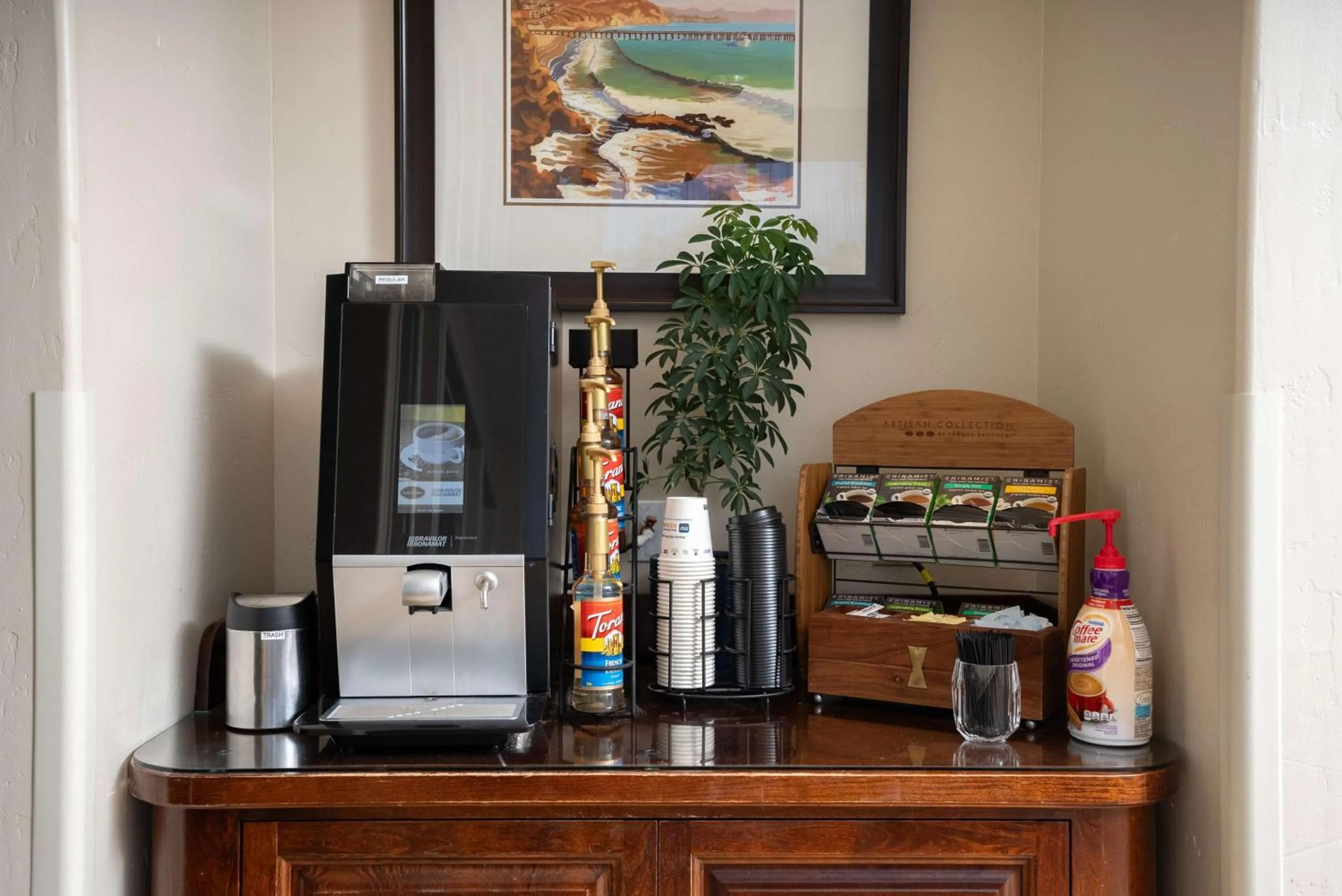 Lounge or bar in Best Western Plus Royal Oak Hotel