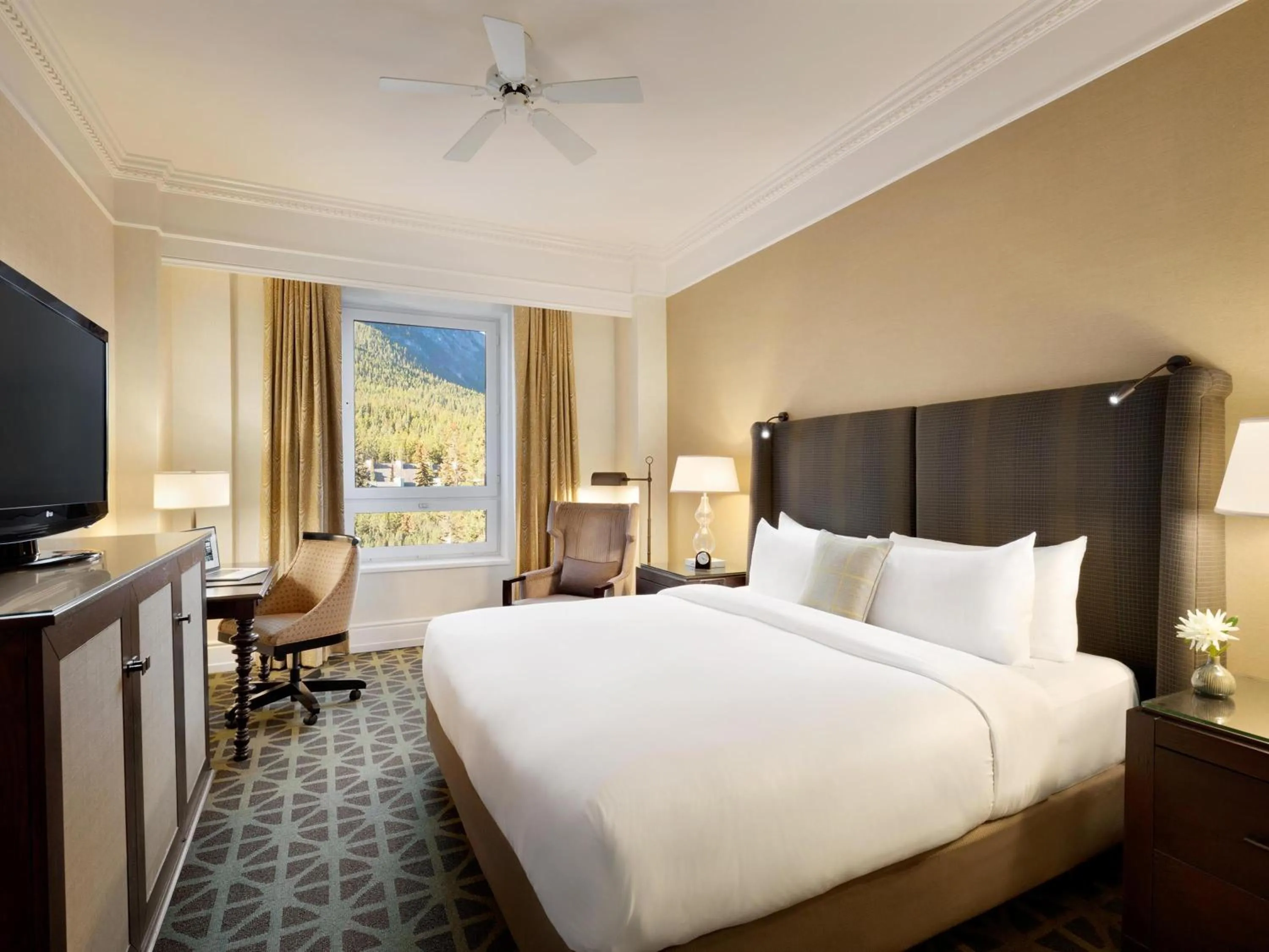 Bedroom, Bed in Fairmont Banff Springs