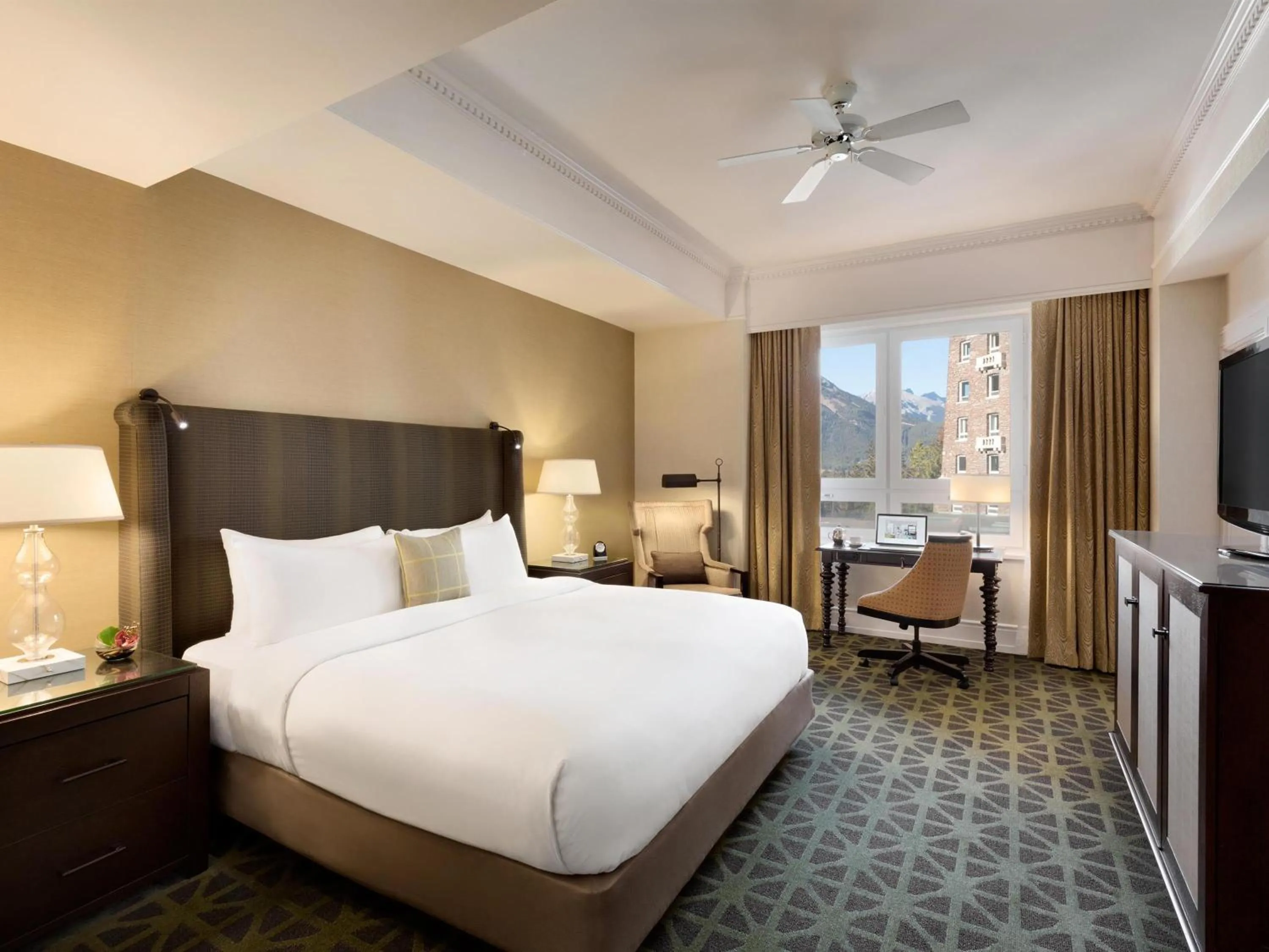 Bedroom, Bed in Fairmont Banff Springs