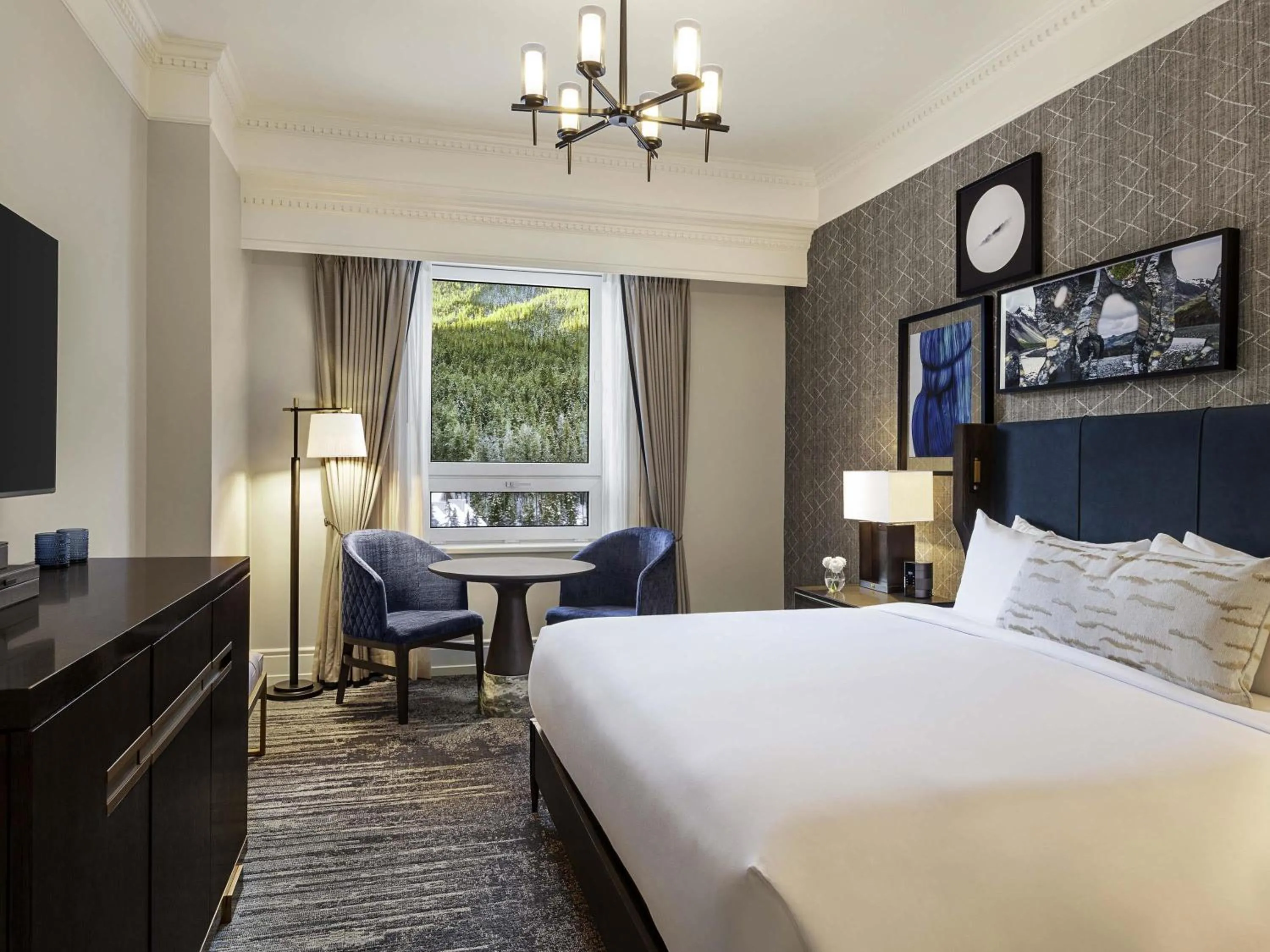 Bedroom, Bed in Fairmont Banff Springs