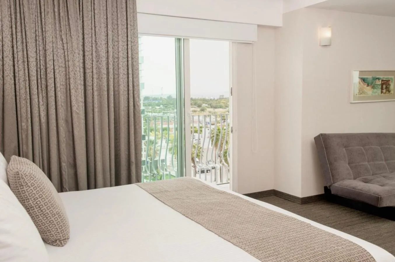 Balcony/Terrace, Bed in Casa Inn Business Hotel Celaya