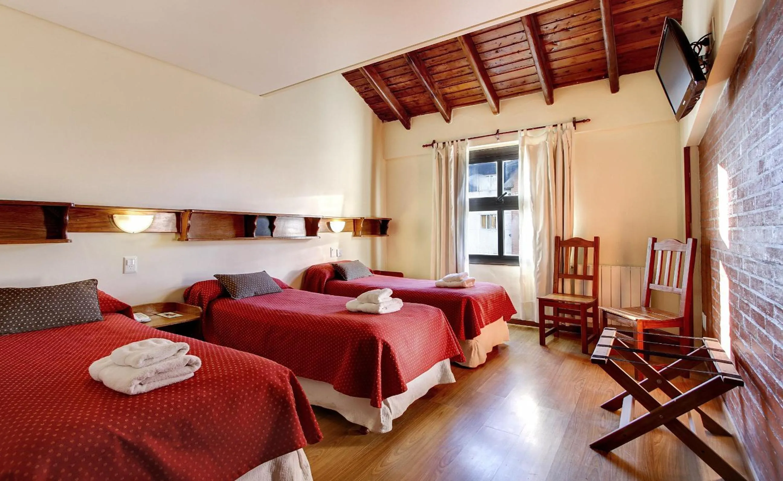 Photo of the whole room, Bed in Cambria