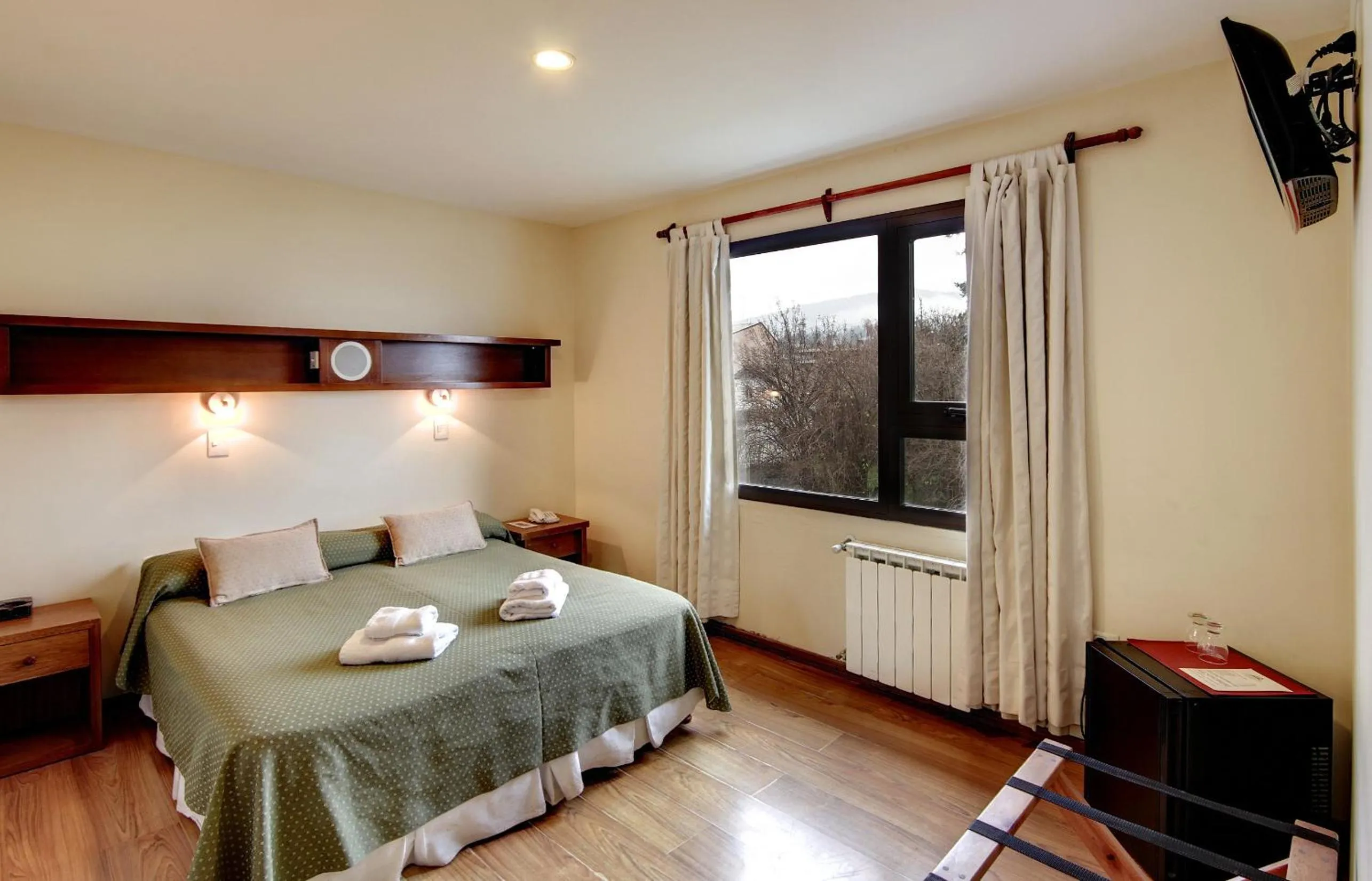 Photo of the whole room, Bed in Cambria