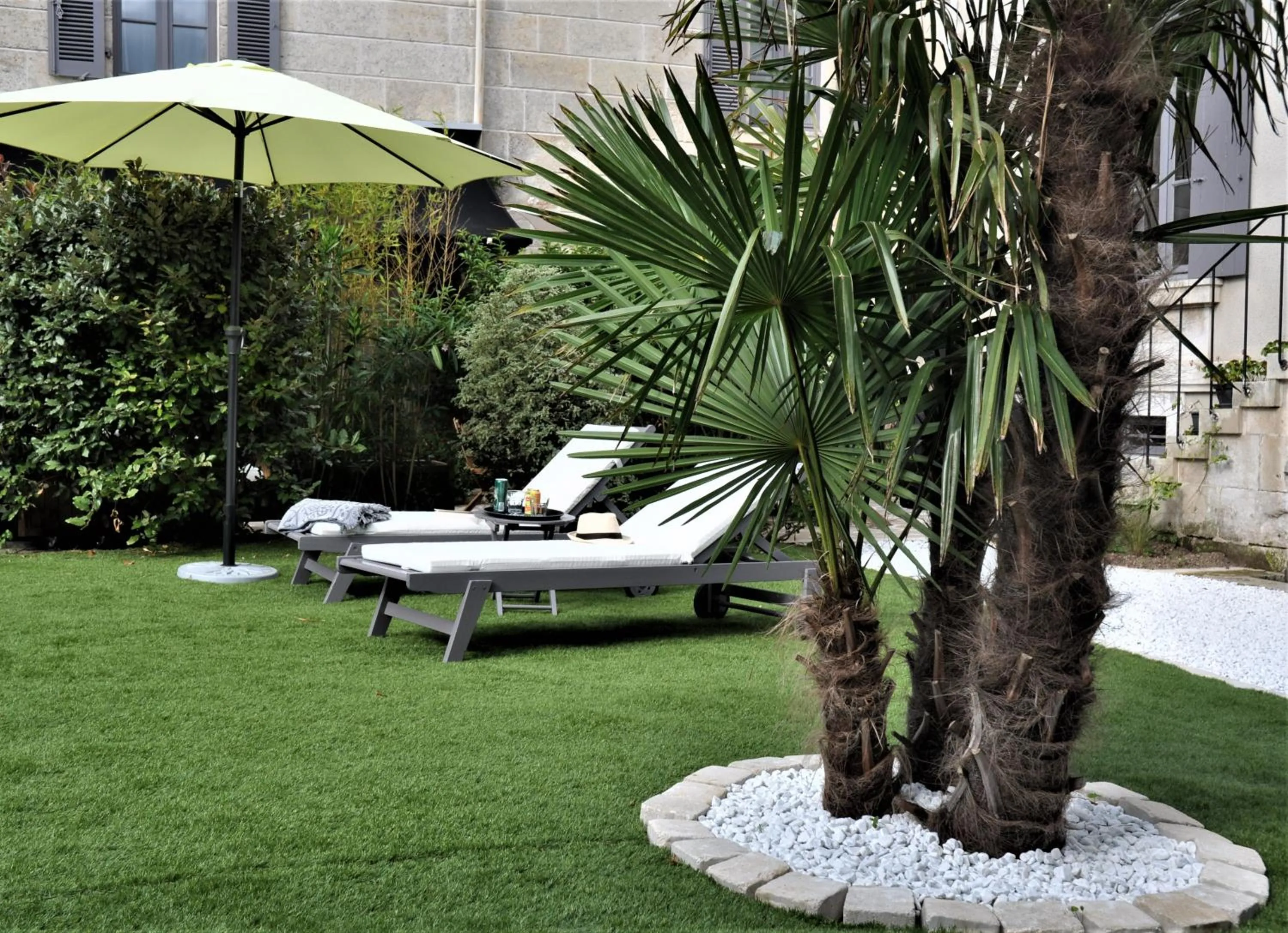 Garden in Chambres d'Hôtes Maison La Porte Rouge