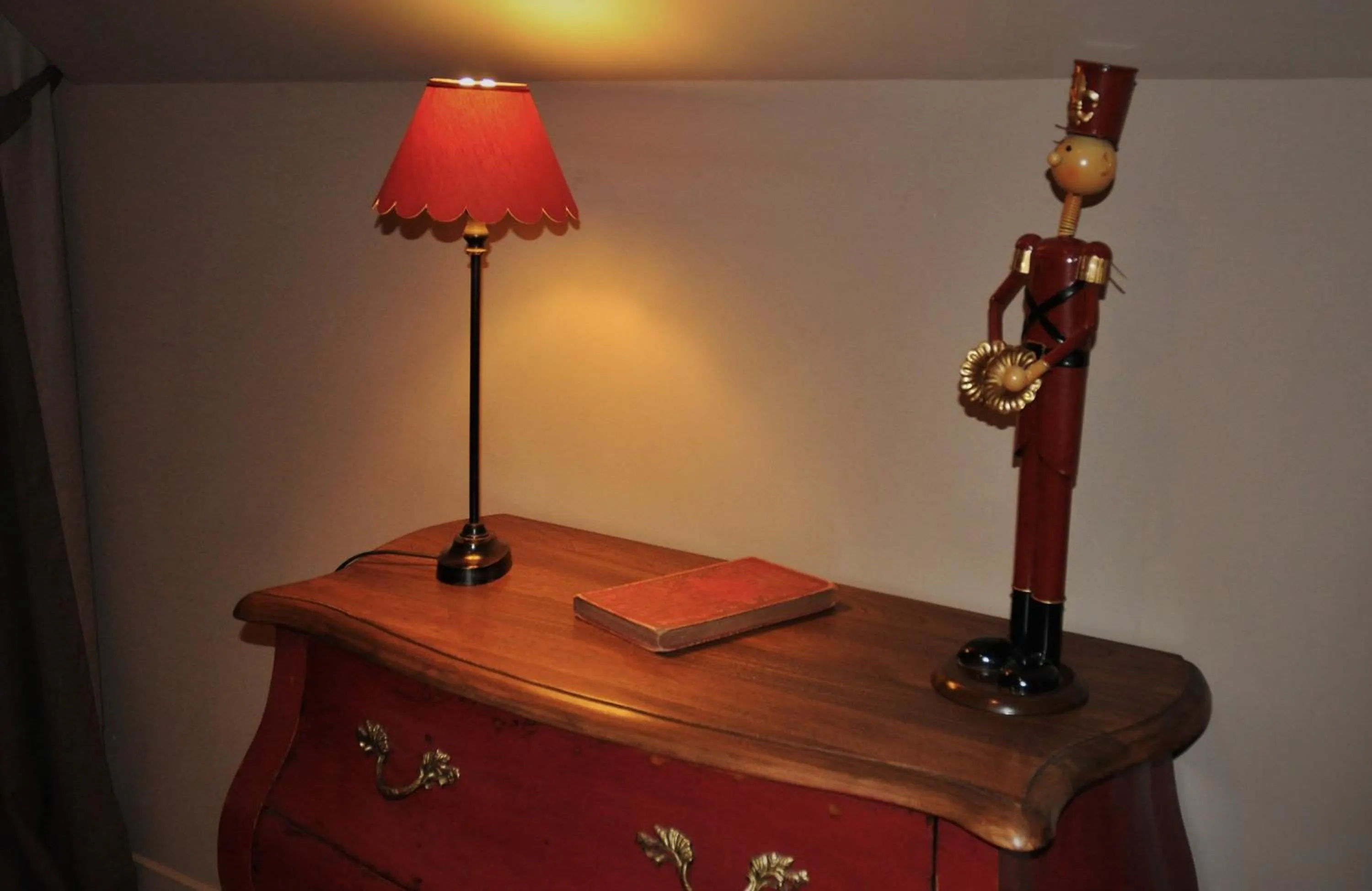 Decorative detail in Chambres d'Hôtes Maison La Porte Rouge