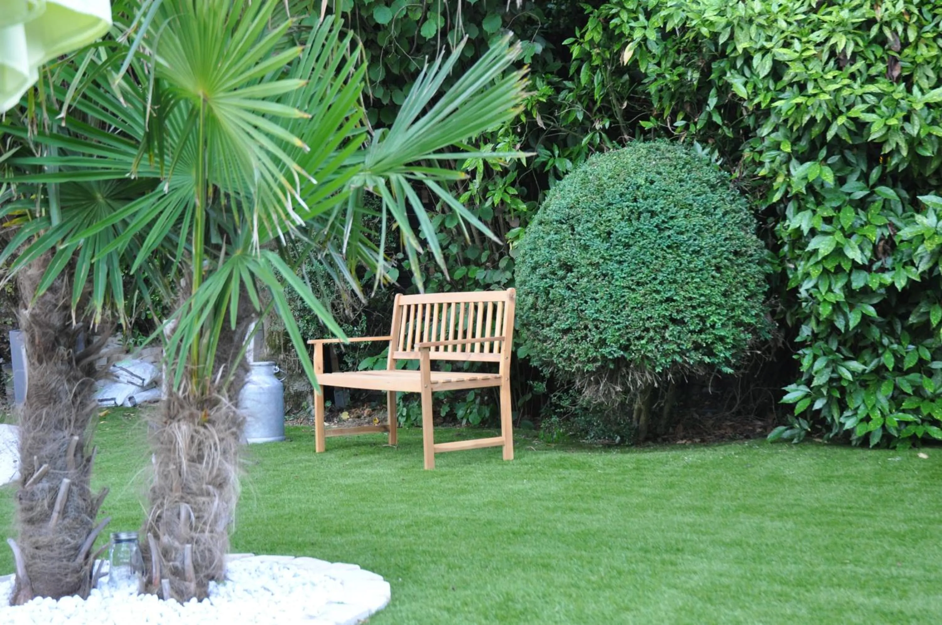 Garden in Chambres d'Hôtes Maison La Porte Rouge