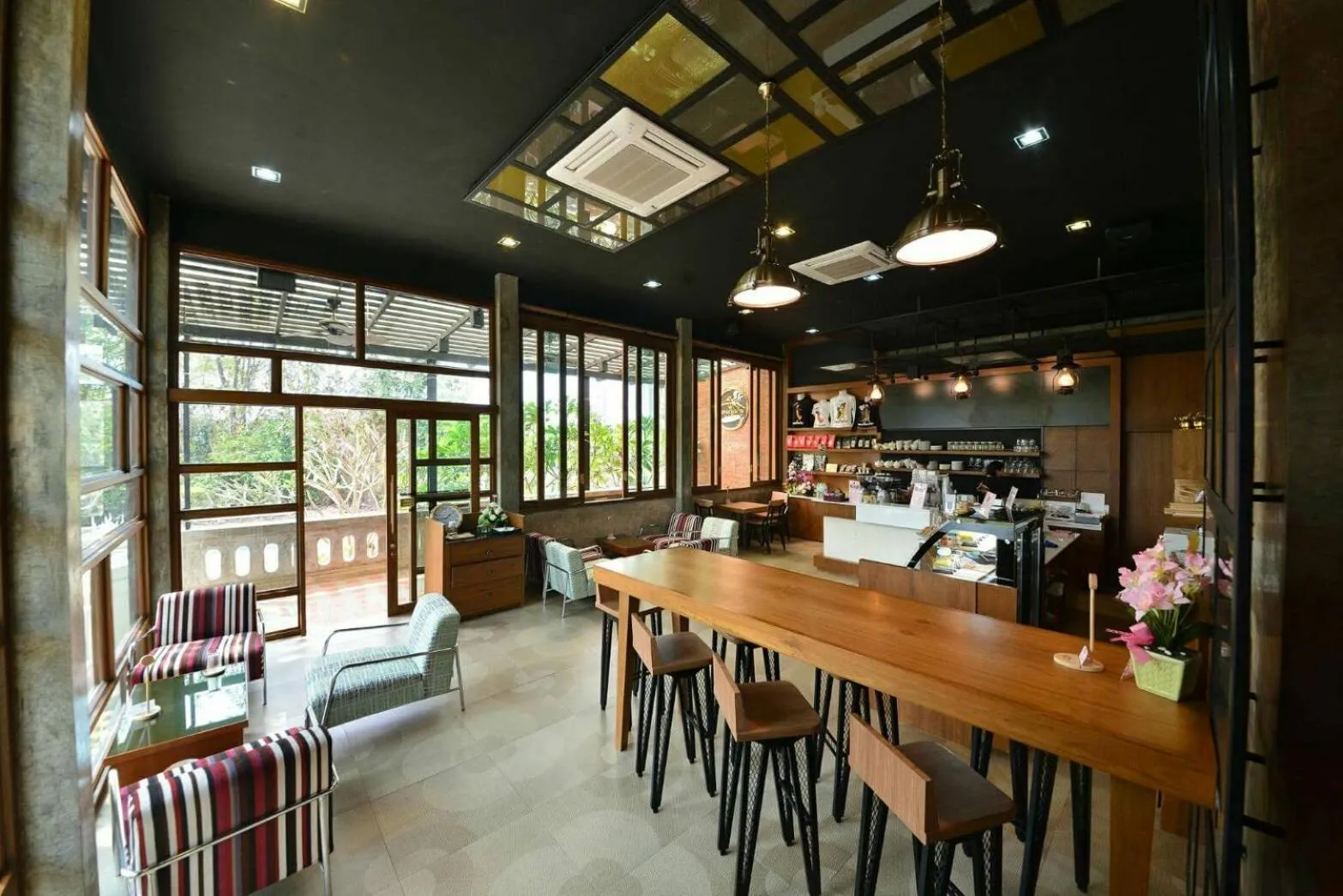 Restaurant/places to eat in Doithinnan Resort