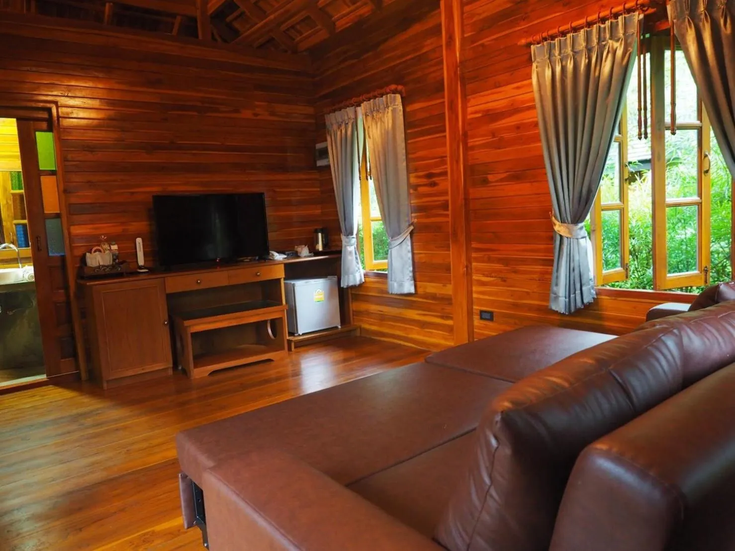 Communal lounge/ TV room in Doithinnan Resort