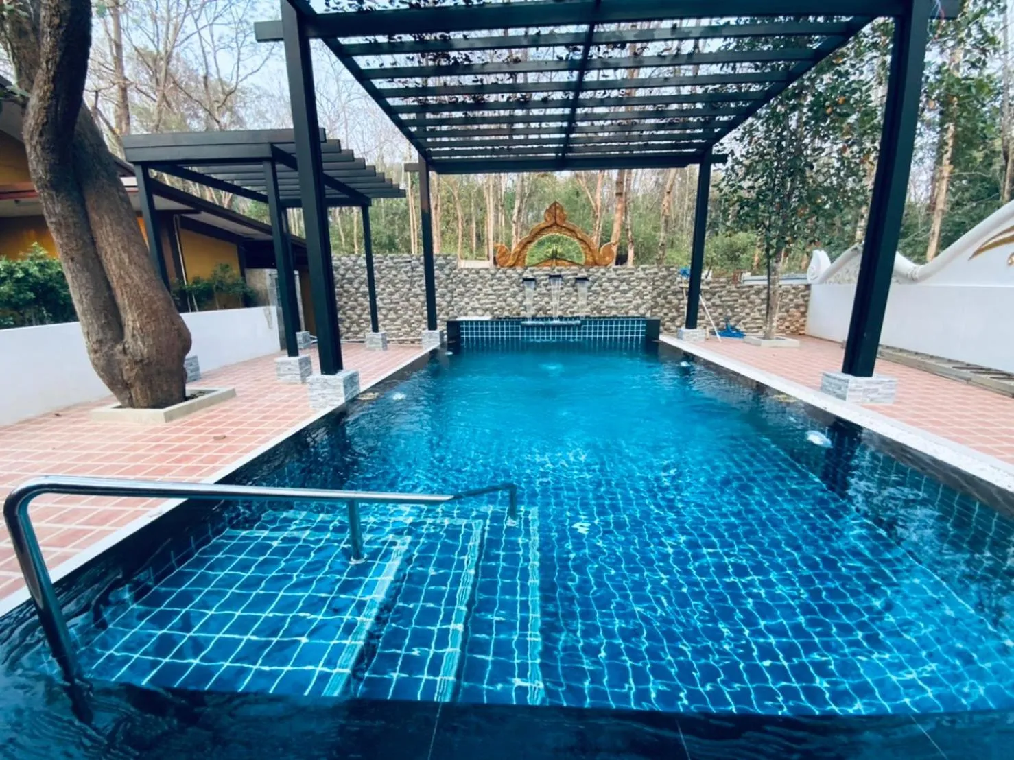 Swimming pool in Doithinnan Resort