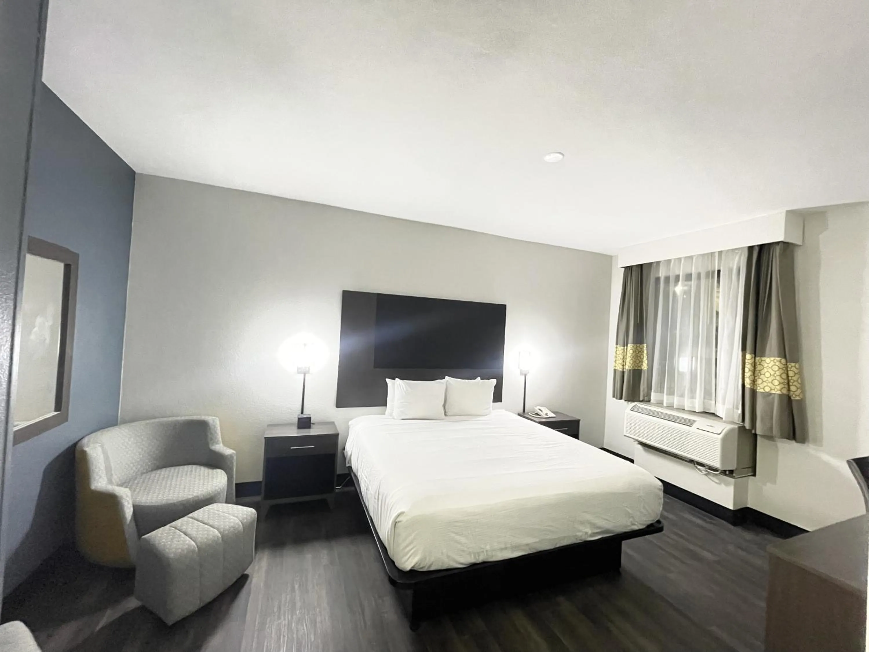 Bedroom, Bed in Baymont by Wyndham Tallahassee