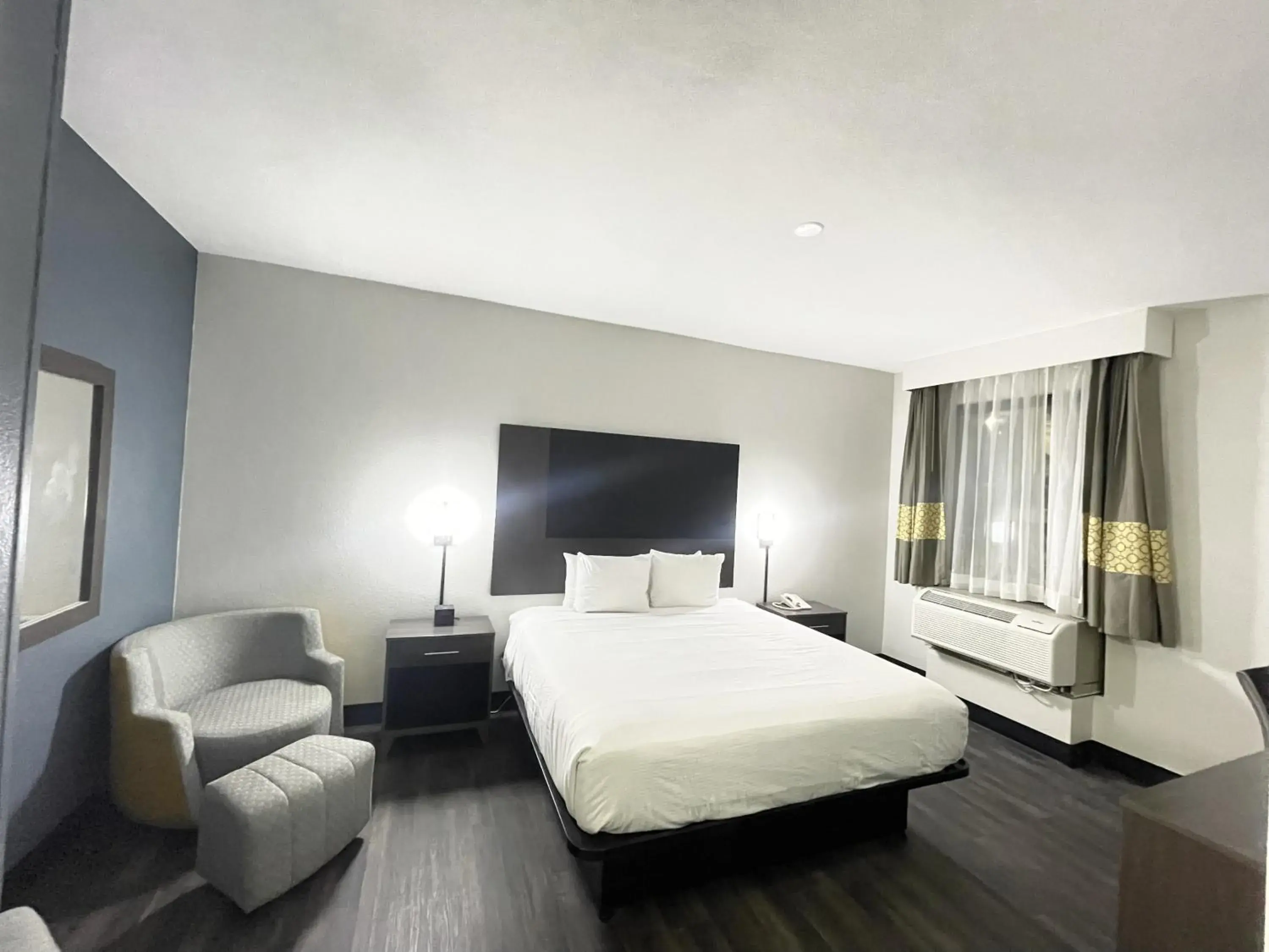 One-Bedroom King Suite, Non-Smoking in Baymont by Wyndham Tallahassee One-Bedroom King Suite, Non-Smoking in Baymont by Wyndham Tallahassee