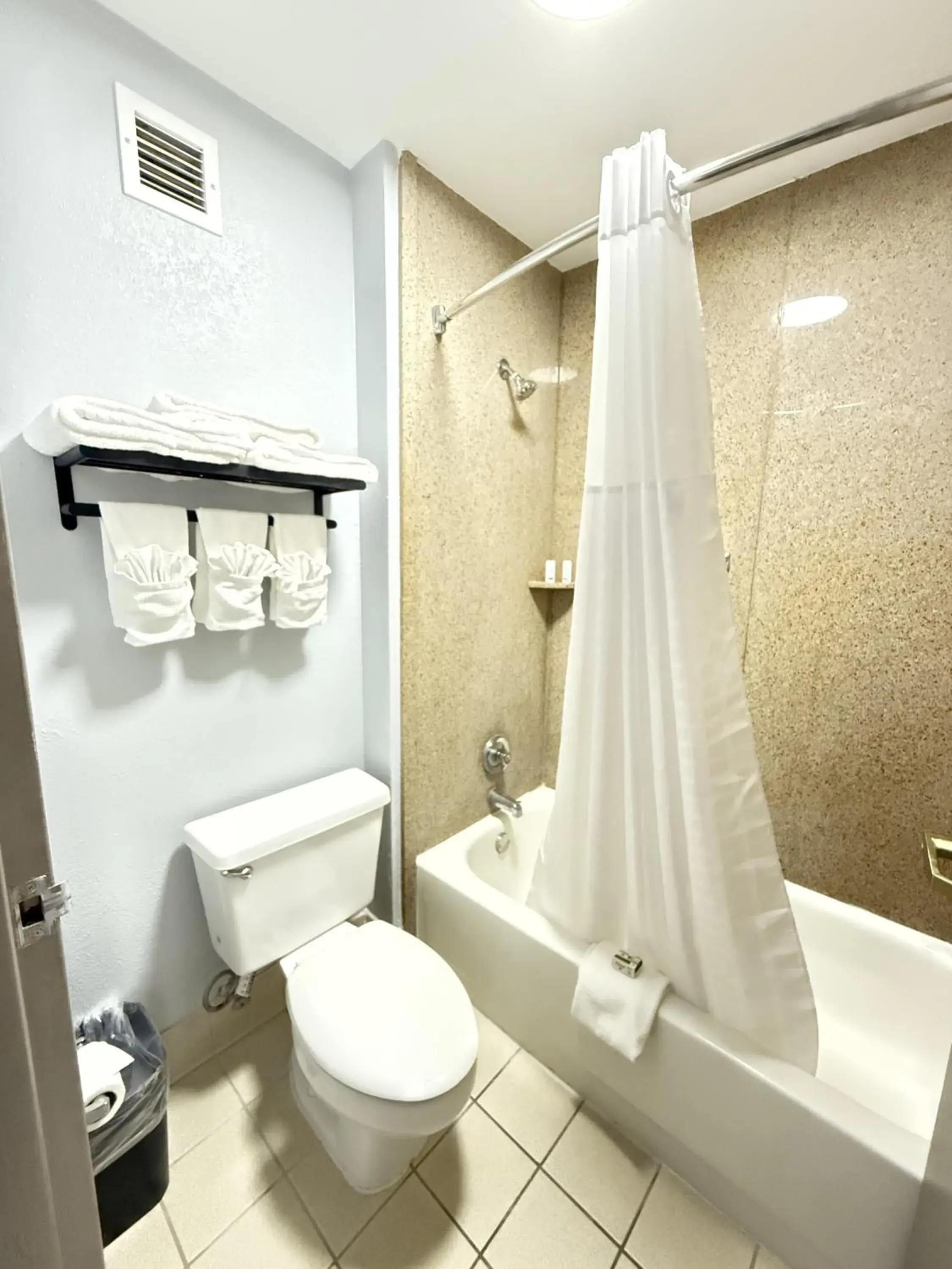 Deluxe King Room with Bath Tub - Mobility/Hearing Accessible - Non-Smoking in Baymont by Wyndham Tallahassee Deluxe King Room with Bath Tub - Mobility/Hearing Accessible - Non-Smoking in Baymont by Wyndham Tallahassee