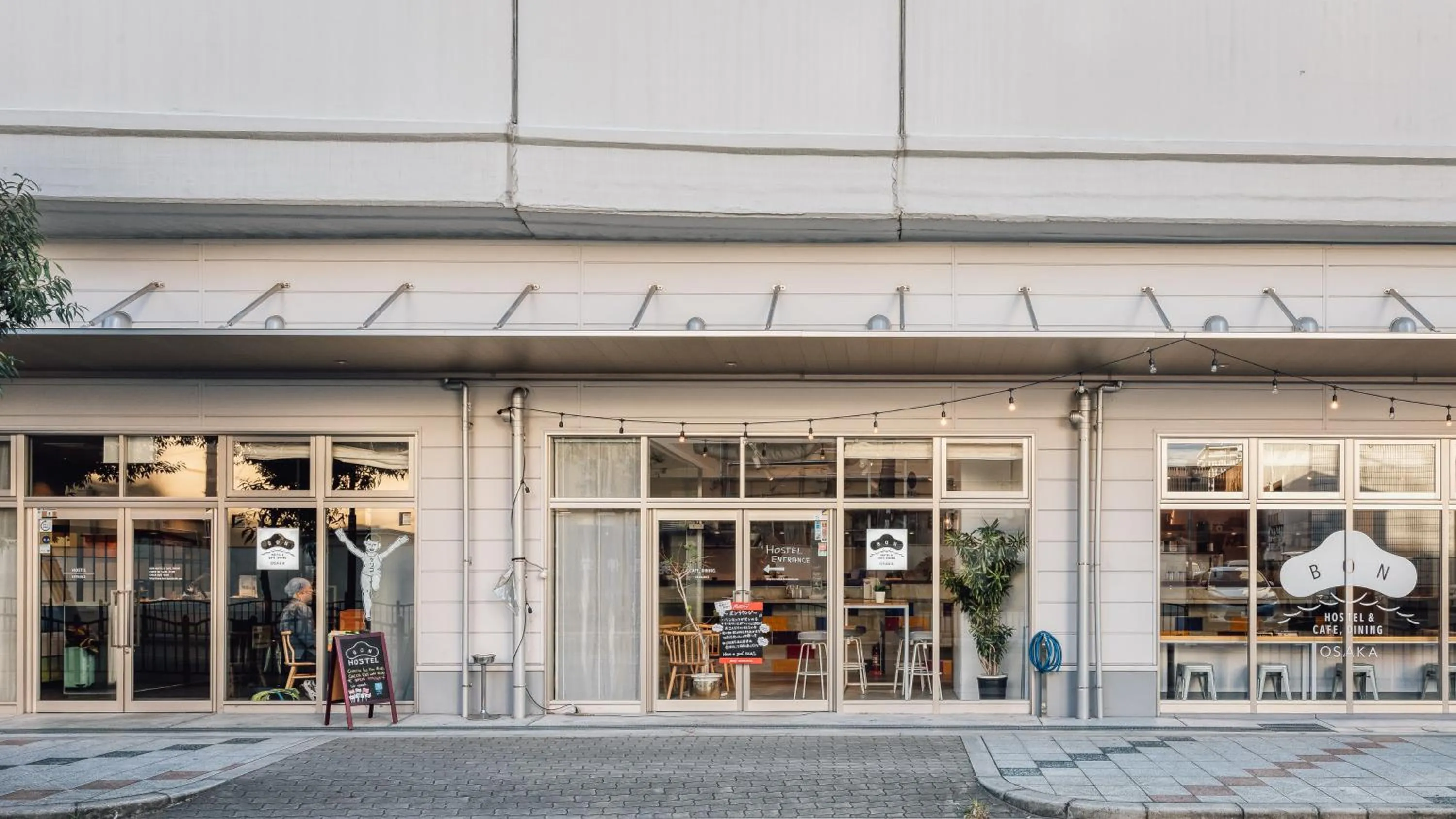 Facade/entrance in BON Hostel