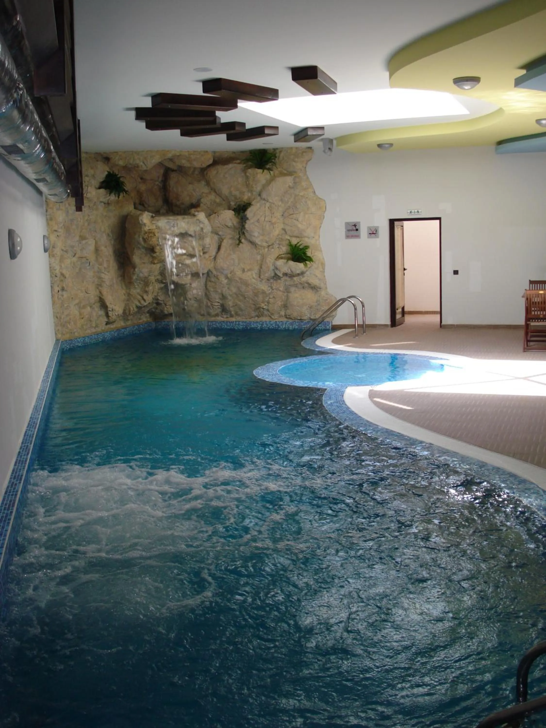 Swimming pool in Sunrise Park Complex - Free Wellness