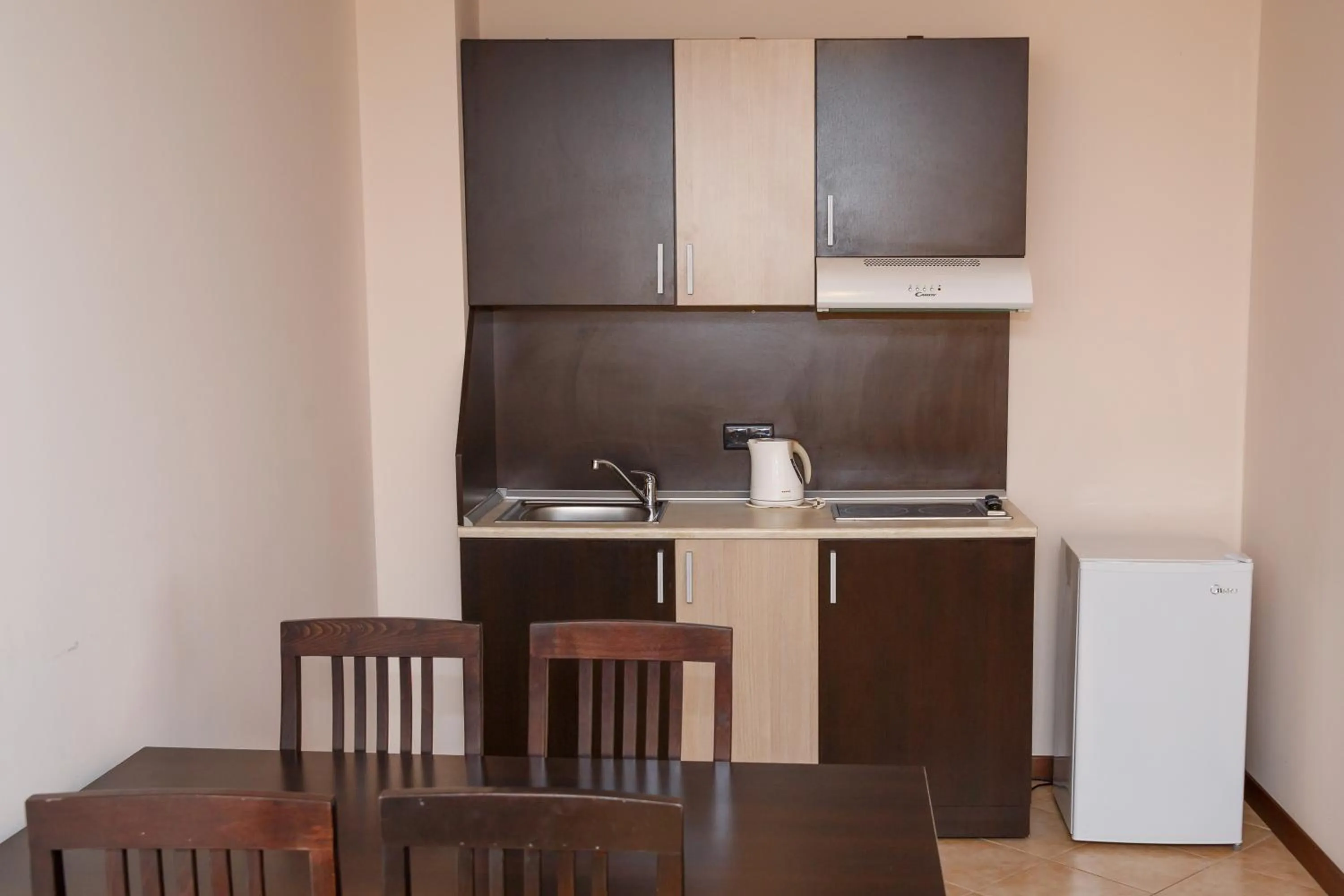Kitchen or kitchenette in Sunrise Park Complex - Free Wellness