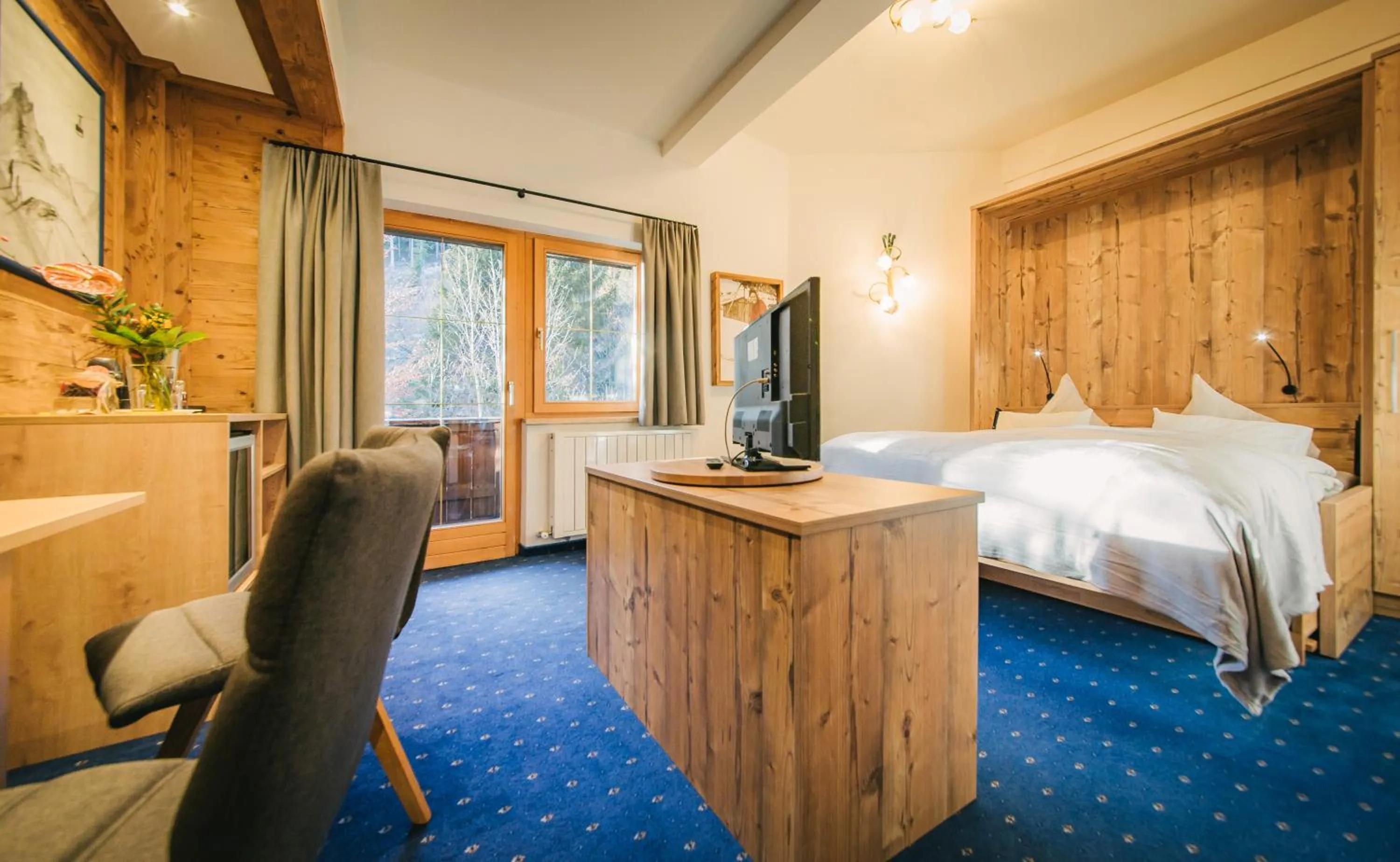 Communal lounge/ TV room, Bed in Arlen Lodge Hotel-Garni