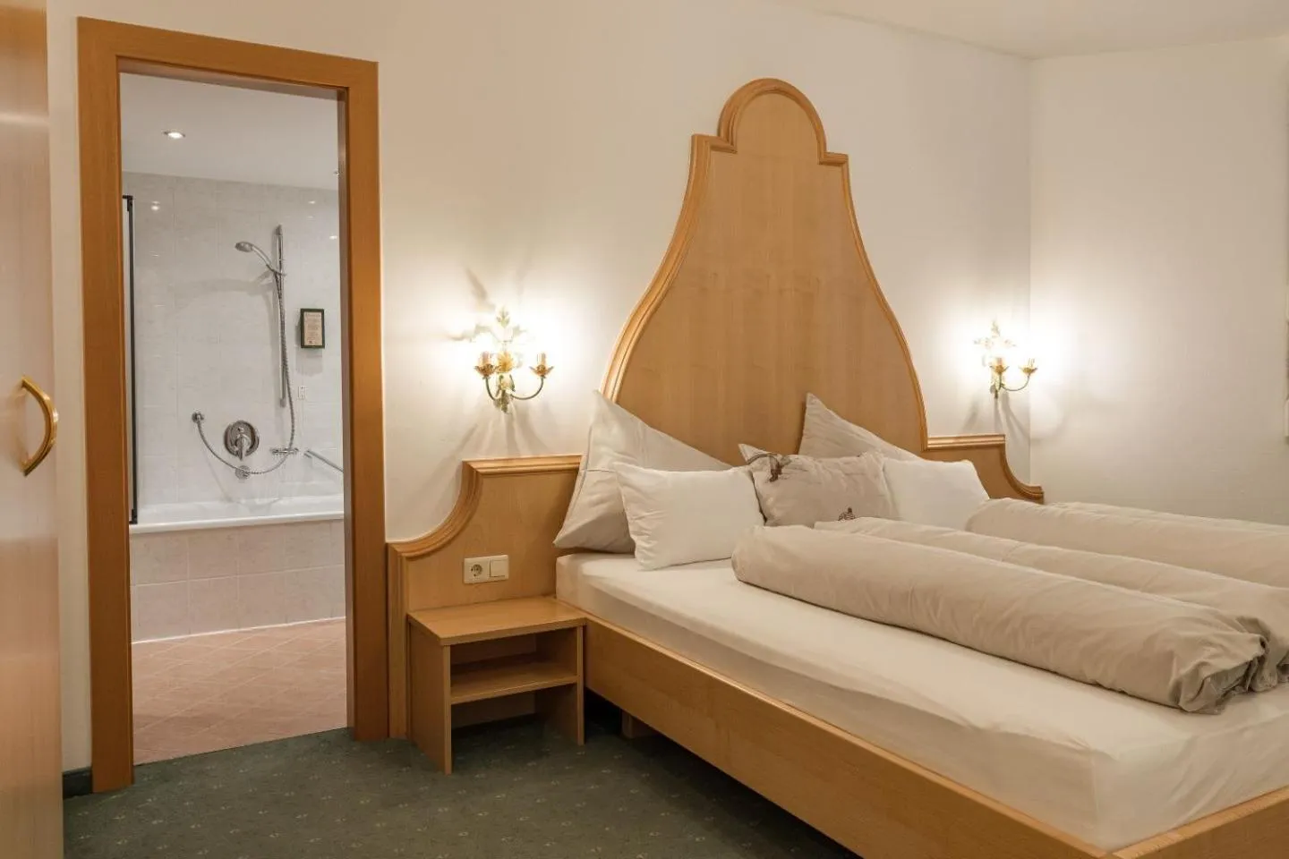 Photo of the whole room, Bed in Arlen Lodge Hotel-Garni