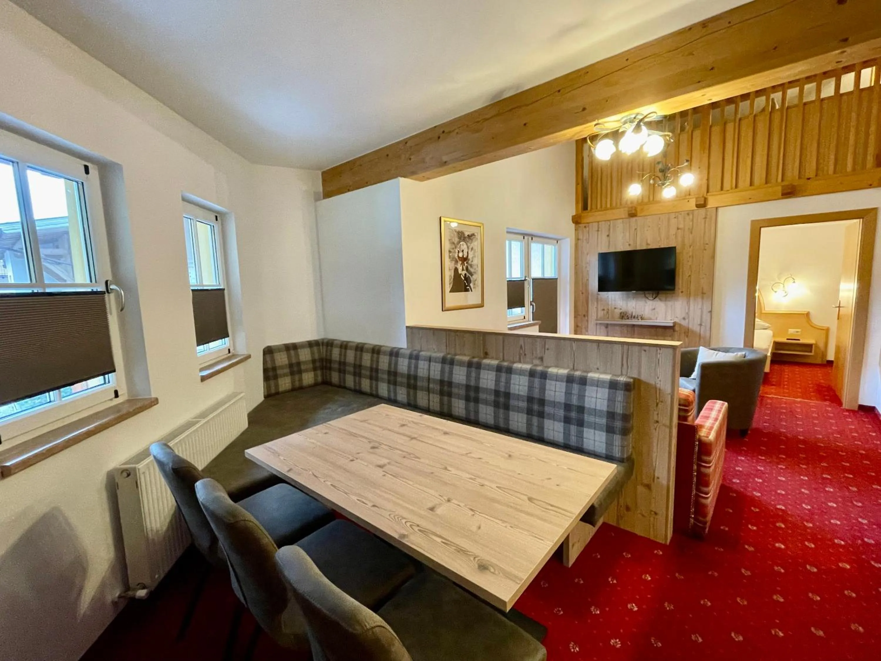 Living room, Bed in Arlen Lodge Hotel-Garni