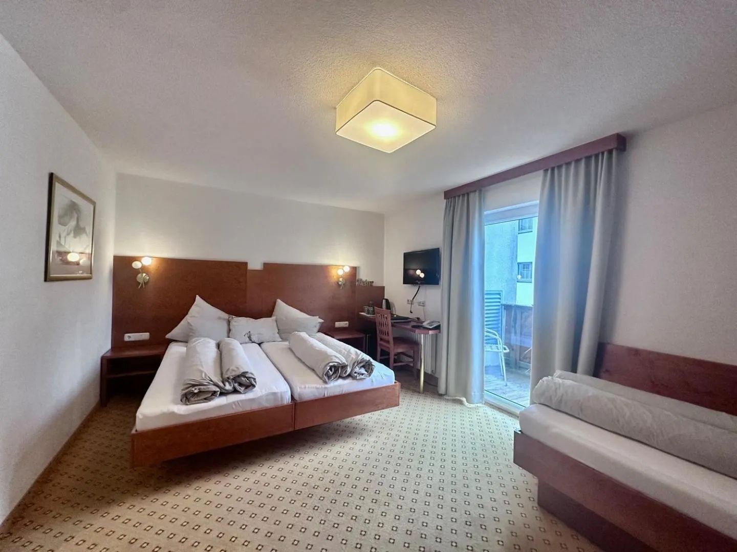 Photo of the whole room, Bed in Arlen Lodge Hotel-Garni