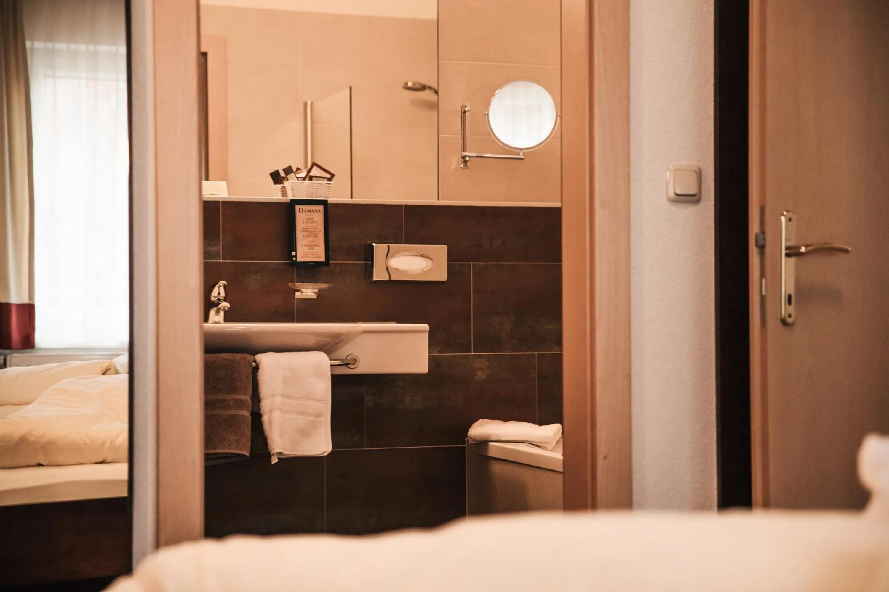 Bathroom, Bed in Arlen Lodge Hotel-Garni