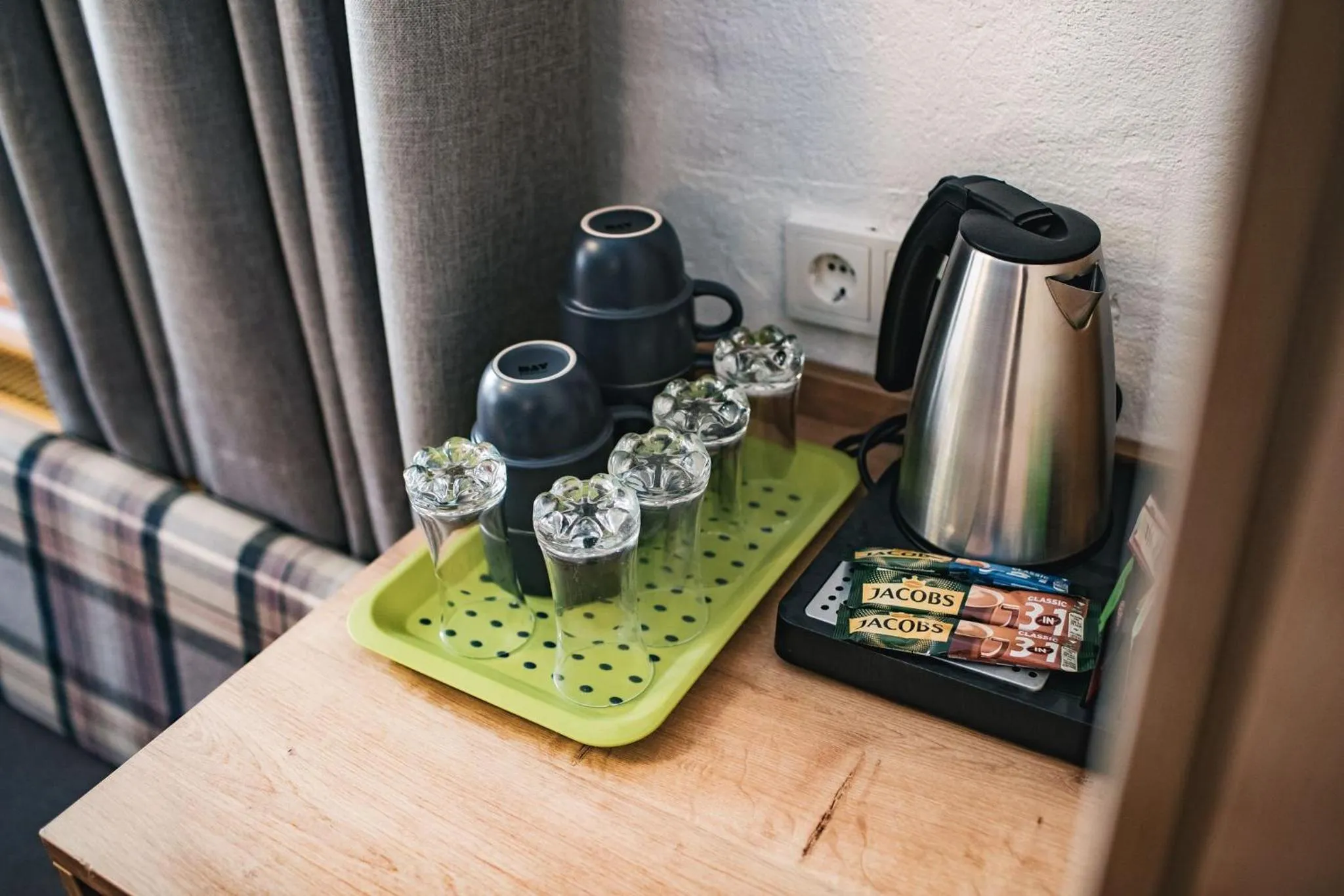 Coffee/tea facilities in Arlen Lodge Hotel-Garni